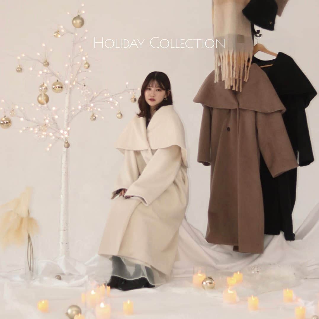 mellowneonのインスタグラム：「. mellowneon holiday collection🕯  " shaggy long coat " IVORY / BROWN / BLACK  上品な毛並みのふわふわシャギー生地が 高級感たっぷりのロングコート。  大人なダブルボタンのデザインに 襟を大きめのケープ風に仕上げることで 女性らしくフェミニンな要素をプラス。  襟の部分のみコート表地とは別の裏地をつけ、 揺れ感が出るように、 また、重みが出過ぎないような仕様にしております。  ウール混素材で1枚であたたかく、 小顔効果も抜群な今季おすすめの1着です。  #mellowneon #2023aw #ロングコート #アウター」