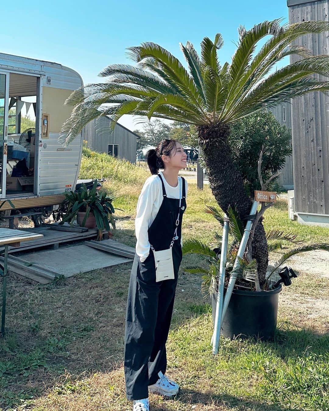 山田千尋さんのインスタグラム写真 - (山田千尋Instagram)「. @topologie.jp  あっという間の楽しい3連休でした🫶💖 ただ初日の疲れをなぜか2日も引きずってみんな大変だった😂 暑かったからかな？☀️  アウトドア用にずっと欲しかったショルダーを @topologie.jp でお願いしていたのですが、かわいい❣️  ストラップとバッグを自分でカスタムできるんだけど、 ストラップの種類もバッグもたーくさんあるの🥺  10%OFFクーポン発行して頂いたので是非みてみて🫶✨  クーポンコード【chi1026-10】 有効期限: 2023/11/17  #トポロジー#topologie #スマホホルダー#アウトドア #ノースフェイス#thenorthface#northface」11月6日 21時39分 - chihiro_511