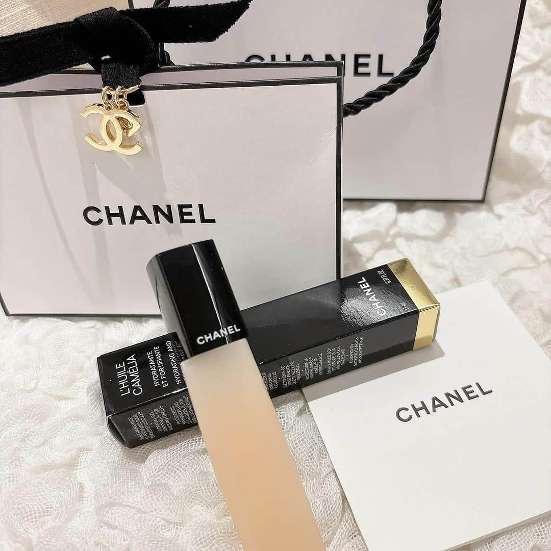 水澤彩佳さんのインスタグラム写真 - (水澤彩佳Instagram)「ひなたんから貰った誕生日プレゼント♡ CHANELのネイルオイル🎼🐈‍⬛ いい匂いでしっかり保湿されて既にお気に入り✨️ 爪先まで女子力高いいい女目指します🪄︎︎◝✩  ひなたんありがとう⸜( ◜࿁◝ )⸝︎︎   #CHANEL  #シャネル #ネイルオイル  #冬ネイル  #みーずんネイル」11月6日 21時33分 - m_i_zun