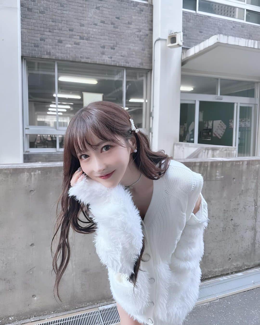 茜里のインスタグラム：「Riuの新作ニット🧶と新作リボンブーツ🎀 で早稲田大学のトークイベントしてきたよ☺️  来てくれて本当にありがとうございます🥲♡ 楽しかったねー💕💕 呼んで頂きありがとうございました✨  - - - - -  🧶　ポップアップ取扱・web  11/16 👢　ポップアップ取扱・web  12月予定」