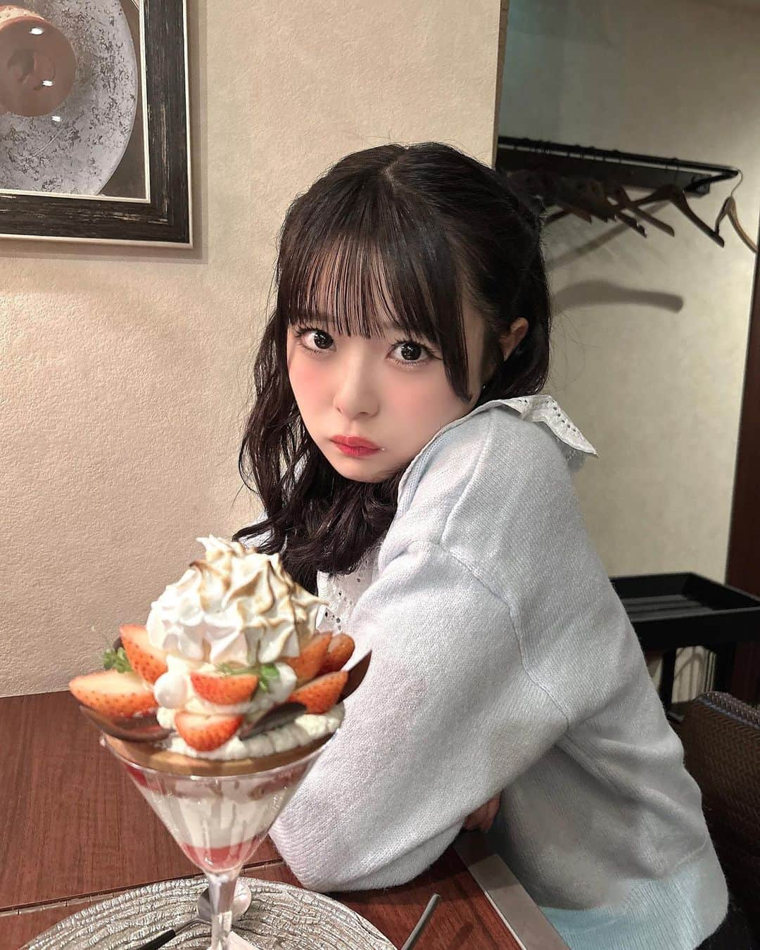 久保田沙矢香さんのインスタグラム写真 - (久保田沙矢香Instagram)「夜パフェ美味しかった🍓❤︎  深夜にメンバーみんなで食べに行きました🥄！ そんなに甘々な感じじゃなくてぺろっと食べれたよ¨̮  #夜パフェ #パフェ #北海道 #札幌 #札幌カフェ #札幌スイーツ #札幌観光 #カーディガン #treatürself」11月6日 21時35分 - kubotasayaka_0113