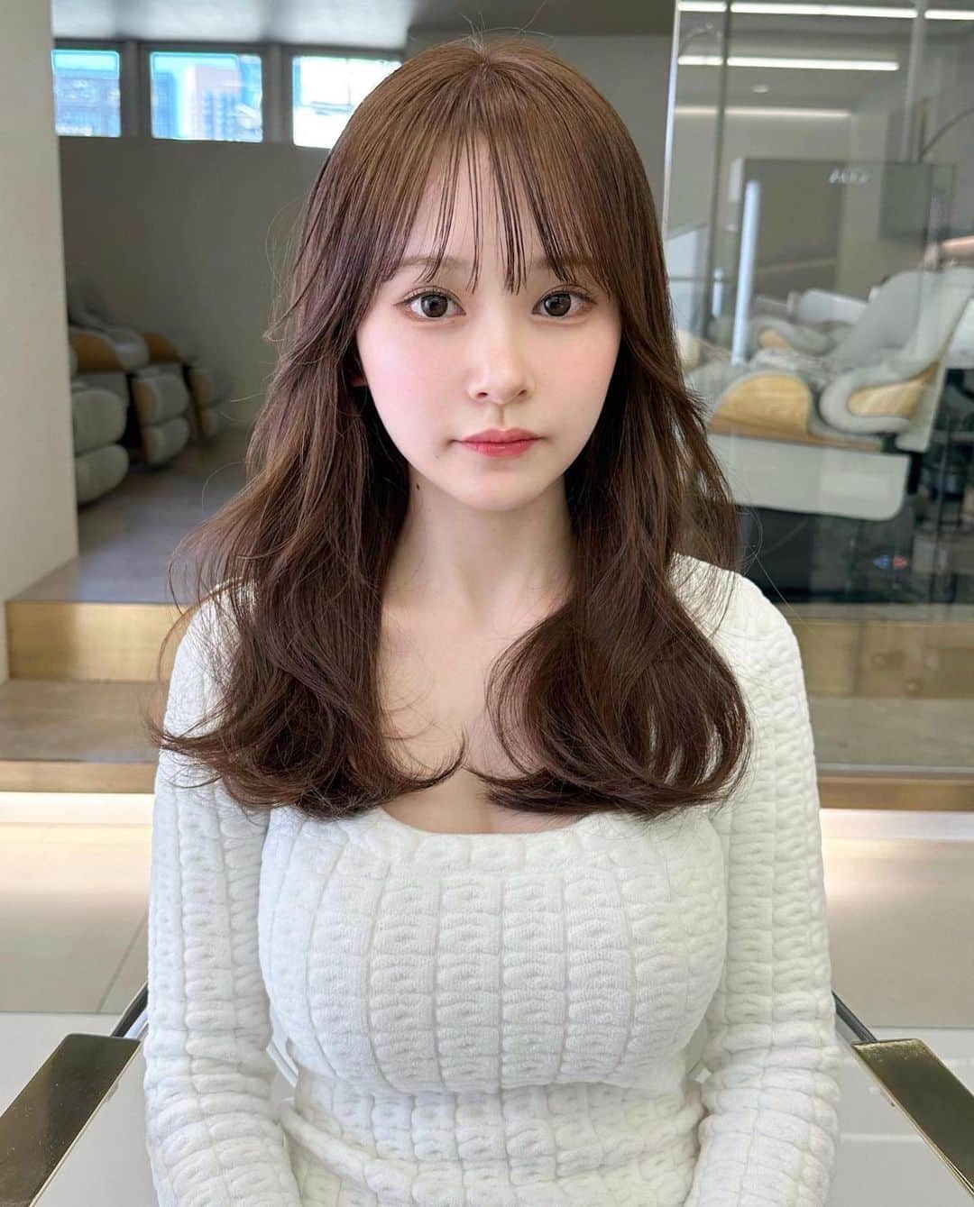 小西恭平のインスタグラム：「黄金比バランスヘア✂︎✨  顔周りがひし形に、全体のシルエットがAラインになるとフォルムバランスがとても綺麗に見えます😊  カラーはナチュラルベージュで上品のある透明感カラーです✨  オーダーの際は画像を保存しご提示ください✂︎✨」