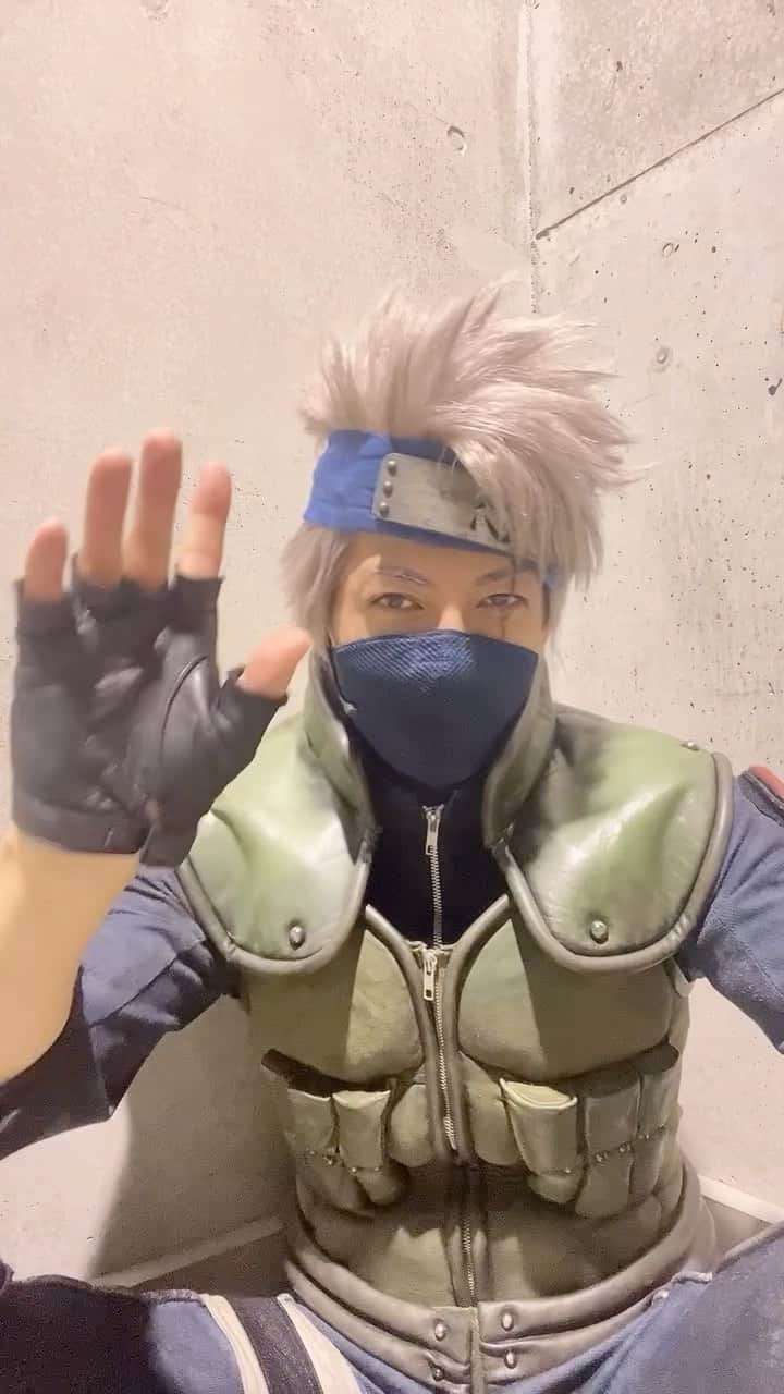 君沢ユウキのインスタグラム：「History fell on the curtain of stage NARUTO eight years. Many visits, thank you. Spent it, and the scarecrow teacher told me most. The importance of the friend. What is adult? Continuing it, the depth of repeating it. Do not give it up. Fight together. There is no drill if I count it up. It was a part of my life. Even greetings of the last day of a public performance talked, but a day was the day when they did not want you to come most yesterday and was the day when it was happy most in history as the actor life and the life of the Kimizawa Yuki individual. I do not forget that full theater, your applause, scenery that I spent with a friend throughout the life. I think that the actual feeling that was over still more does not surely come. It may be this time of the next year that I really realize. It was a part of the life. There is no that this changes throughout the life. I think that I continue growing among me from now on, and the scarecrow teacher continues watching NARUTO. As an actor worth it, I want to be devoted. Last but not least, it is the each generation staff, the each generation cast and the customer whom I met during eight years. It was the way which I made together. I moved forward together, and thank you. In addition, can see you with a smile.  舞台NARUTO ８年間の幕に歴史が降りました。 沢山のご来場、ありがとうございました。  はたけカカシ先生は、僕に多くのことを教えてくれました。仲間の大切さ。大人とは何か？続けること、重ねることの深さ。諦めないこと。みんなで闘うこと。 数え上げればキリがありません。 僕の人生の一部でした。 千秋楽の挨拶でも話させていただきましたが、 昨日という日はもっとも来て欲しくなかった日であり、 俳優人生、そして君沢ユウキ個人の人生としても、 史上1番幸せな日でもありました。 あの満員の劇場、皆様の拍手、仲間と過ごした景色は一生忘れません。 きっとまだまだ終わった実感は来ないと思います。 本当に実感するのは来年の今頃かもしれません。 それぐらい人生の一部でした。 これが変わることは一生ありません。 カカシ先生も、NARUTOも、これからも僕の中で生き続け見守り続けてくれると思います。 それに恥じない俳優として、精進して参りたいと思います。  最後になりますが、歴代スタッフ、歴代キャスト、そして8年の中で出会って下さりましたお客様。 みんなで作った道でした。共に歩ませてもらい ありがとうございました。  また笑顔でお会いできますように。  #舞台NARUTO #はたけカカシ　#naruto #hatakekakashi  #君沢ユウキ　#yukikimisawa」