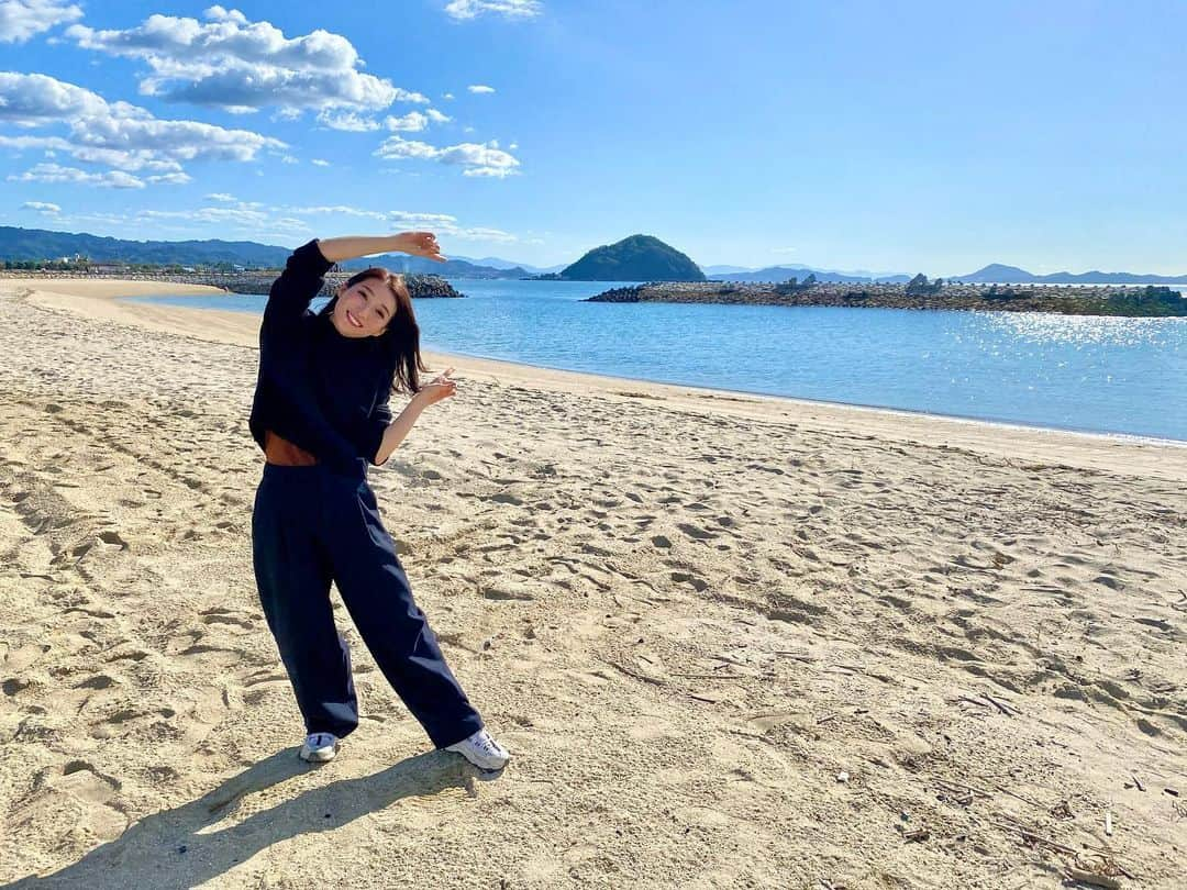 山田桃子さんのインスタグラム写真 - (山田桃子Instagram)「順を追って...  投稿します🏐  お仕事が続き、なかなか投稿できず🙇‍♀️  . それでは！まずは！  マイナビジャパン ビーチバレーボールツアー2023 第9戦　松山大会🍊  解説は松山市出身のオリンピアン！ 楠原千秋さん。  実況デビューをさせて頂いてから、 初めて、ほんもんのビーチ会場に、 早朝から大興奮で、。 たくさん動画を回してしまいました🤭  男子実況の先輩梅中さんと一緒に📸  それにしても、海の透明度が高いこと。 選手も海もキラッキラに光っていて✨ やっぱり、選手のみなさんは、 海が最高に似合うな。  熱い試合をありがとうございました🔥  そして...次は。  #愛媛県 #松山市 #長浜海岸 #大浦  #ビーチバレーボール #みかんジュース  #マイナビジャパンビーチバレーボールツアー  #ジャパンツアー #実況  #フリーアナウンサー #山田桃子」11月6日 21時37分 - momomdoll