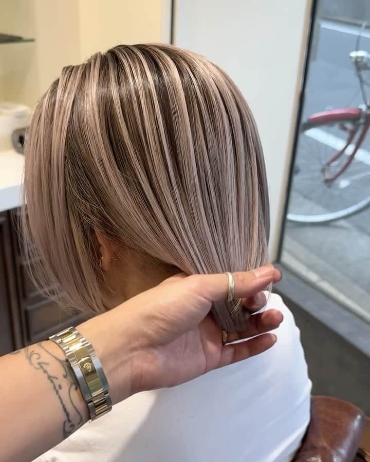 桑原 大貴/原宿店のインスタグラム：「11月29日数名ご案内可能です🤲 12月は残り1／3枠です🙇 お早めに💦 ・  #ブロンドヘアー  #ブロンド #blondhair #olaplex #balayageartists #ホワイトヘアー #ホワイトベージュ #ケアブリーチ #ハイトーンカラー #bleachhair #ボブスタイル #外国人風ヘアー #グラデーション #バレイヤージュ #gradationcolor #balayage #balayageombre #balayagehighlights #Whitecolor #ブロンドヘアー #抜きっぱなしブリーチ  #ホワイトブロンド #ホワイトブリーチ #外国人風ハイライト」