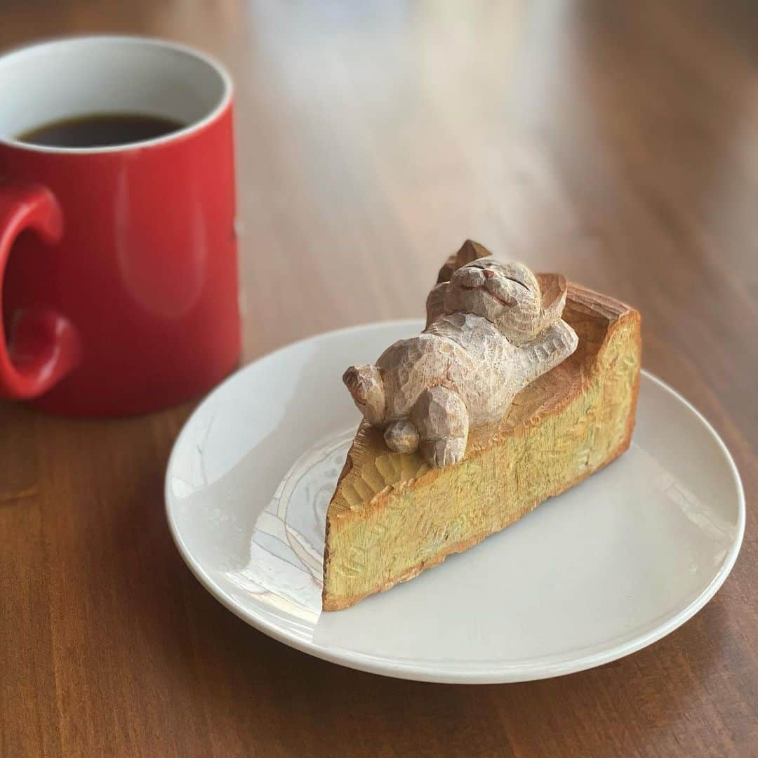 花房さくらのインスタグラム：「チーズケーキの上でこっくりとした生クリームのような猫昼寝。  #チーズケーキ #cheesecake  #喫茶モリノケモノ #gallerykissa  #cat #sculpture #hanafusasakura」