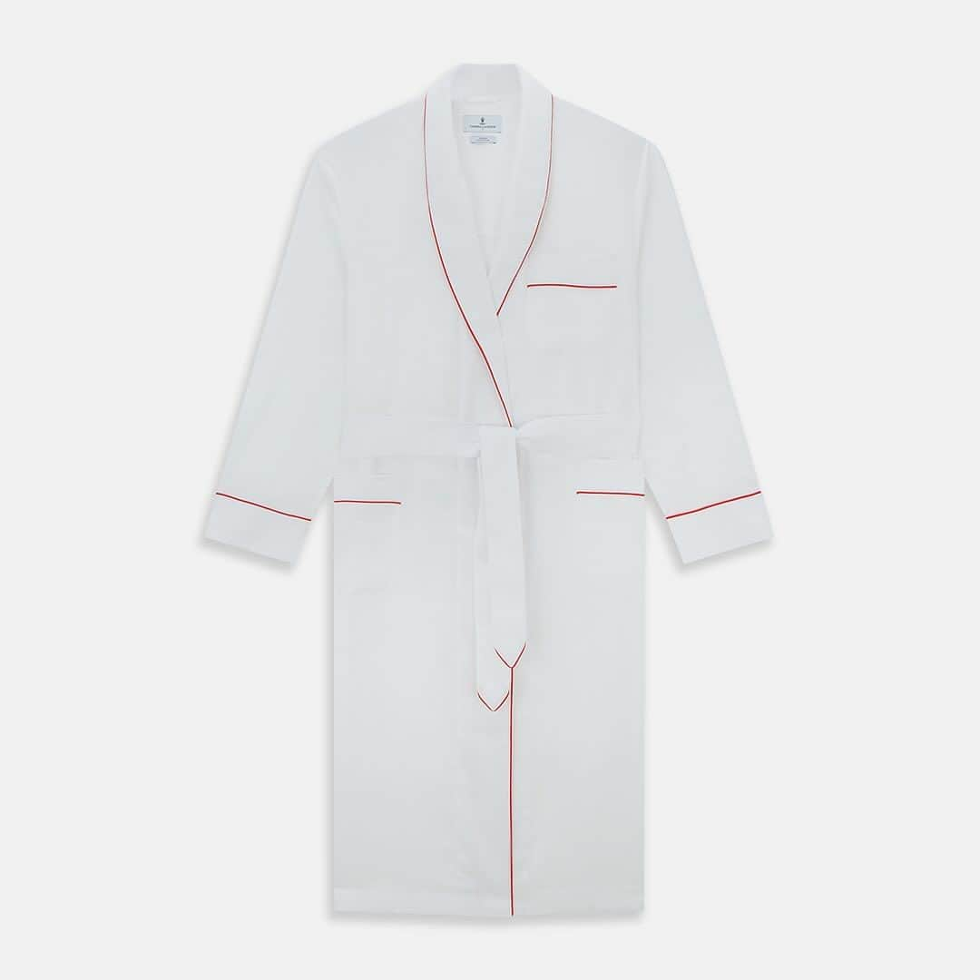 ターンブル&アッサーのインスタグラム：「Relaxed mornings call for cosy cotton dressing gowns. Each gown is made from the same fabric as our beloved shirts, handmade in England using hand-worked sewing machines operated by seamstresses with a wealth of experience.  #TurnbullAndAsser」