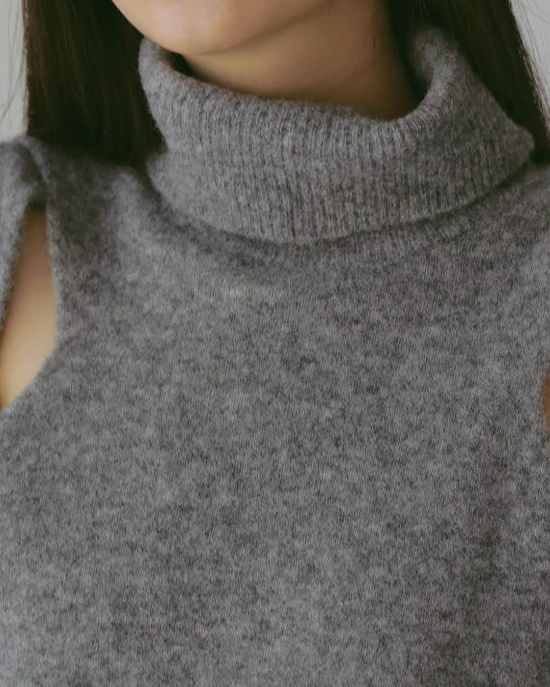 のインスタグラム：「COMING SOON  アルパカハイネックニットトップス ¥26,400 Color BEIGE / GRAY / BLACK  絶妙な位置に肩スリットが入っていて女性らしく、洗練された印象のハイネックニットトップス。  使用している素材は縮絨されたアルパカで、膨らみがありながら程よく張りがあり日常的に着用しやすいです。   ETHICAL POLICY NATURAL   —————————————————————————  #casafline #sustainable #ethical」