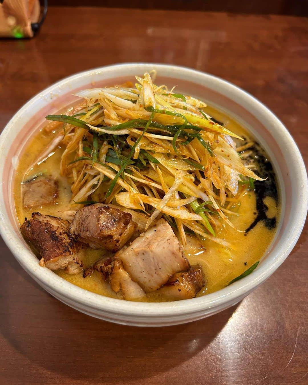 YUUKIのインスタグラム：「🍜 ラーメン部北海道編。 【札幌市白石区菊水】 __麺屋おざわ__さん  札幌といったら味噌ラーメン‼︎のイメージ😌 黄色い固めのちぢれ麺にチャーシュー 濃厚なのにあっさりなコクと旨みのバランスが良き✨  てんこ盛りの辛ねぎに シャキシャキ炒め野菜の食感も最高✨ マー油と辛ネギが混ざって味が変化していく幸せ感 ラーメンって食べ終わる頃に… 食べ終わりたくなくてさみしくなる🥹😂  美味しかったです💛  #ramenlover #japan #sapporo #hokkaido #food #foodstagram #photography #photooftheday #札幌グルメ #ラーメン #ラーメンインスタグラマー #札幌ラーメン #味噌ラーメン #冬の北海道 #北海道グルメ #麺屋おざわ #麺屋おざわの杏仁豆腐」