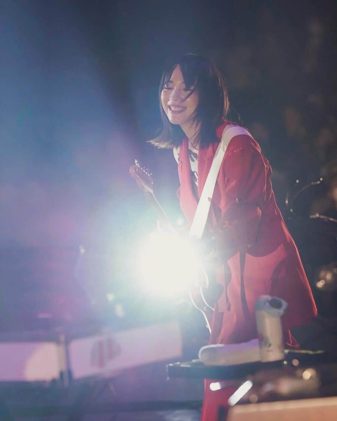のん（能年玲奈）のインスタグラム：「リリースが出たから写真上げます🤳 野音楽しかったよーー。 三つのギターが全部かっこよかった。嬉しい☺️  Photo: @kamiiisaka  Styling: @izumimachino Hair&Make up: Shie Kanno  #bbjwim」