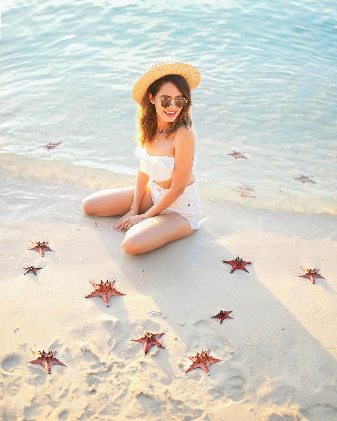 Aakriti Ranaのインスタグラム：「Star fishies 🥺❤️  If you have any questions about Vietnam then comment below. I’ll get back to you ❤️  #aakritirana #phuquoc #vietnam #starfishbeach #travelblogger #travelphotography」