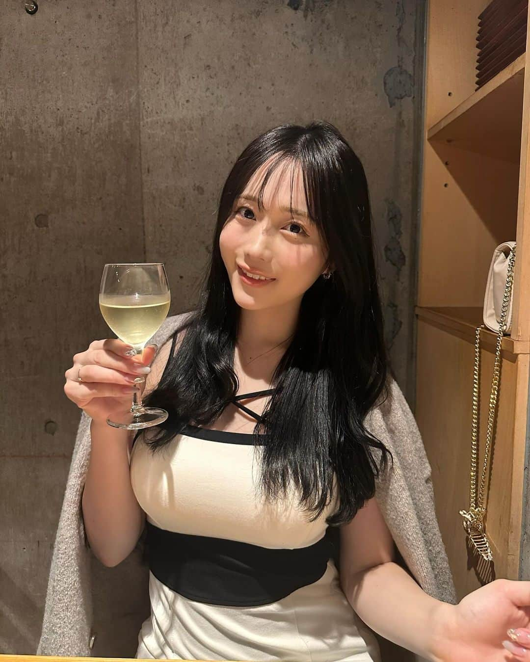 ぷうたんのインスタグラム：「白ワイン派😽🥂」