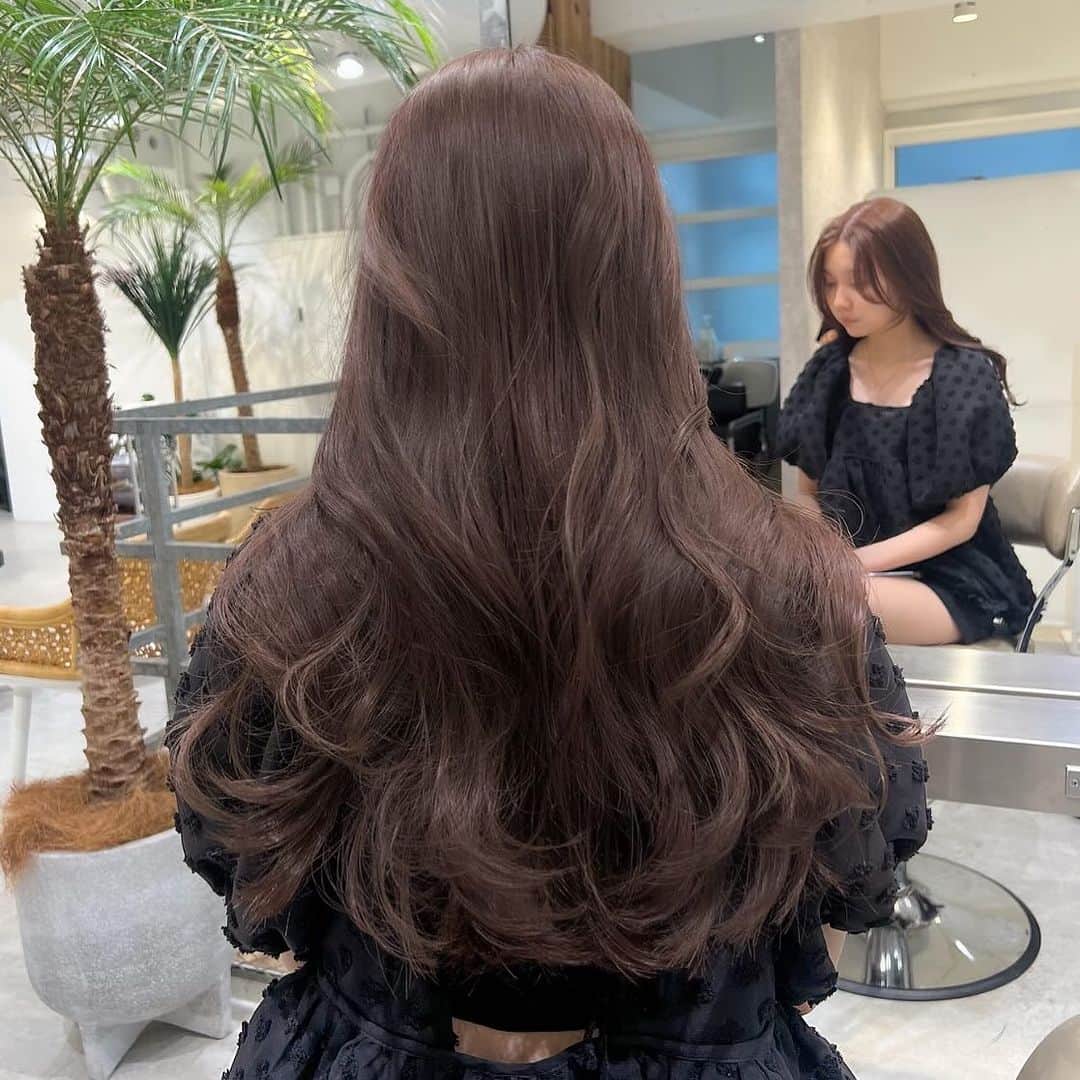 古賀美紀のインスタグラム：「新色 ほんのりラベンダーみのある  「 #モカブラウン ❤︎」  現在の明るさより明るくしたい方、地毛からのカラーのお客様はダブルケアカラー  選択お願いします♡  ✨オススメメニュー✨ "人気No.1" ✔️プレミアムケアカラー　¥11400~ 毛髪強化剤♡髪の毛を補強し切れ毛・枝毛を98.6%防ぎます！ →髪の毛に凄く良いので、髪の毛を綺麗に持続させたい方オススメです！  "前処理剤オプションメニュー" 毛髪は、約80%のタンパク質（PPT）と 約5%の脂質（CMC）約12%の水分で構成されています。  前処理剤のPPTとCMCを＋する事で カラーの仕上がりとカラーの持続性をUPします♡！  ✔️CMC ¥1500 ブリーチ、ヘアカラーの薬剤を均一に浸透させる。 ダメージ補修と保湿をし髪表面をツヤやかに 指通りをよくする。 →髪の硬さ、パサつき、ゴワつきは cmcが失われてるのでオススメです♡！  ✔️PPT ¥1500 ダメージを補修し、ダメージで失った髪の タンパク質部分を補修し、弾力を与えてくれます。 ヘアカラーの再現性と持ちを高める。 →ダメージや色落ちが気になる方オススメ 【プレミアムケアカラーとの同時施術でさらに効果UP！】  ✔️CMC＋PPT ¥3000 更にクオリティを高めたい方オススメです♡  ※前処理を希望の方は、予約時にどの前処理をしたいか LINEしてください♡」