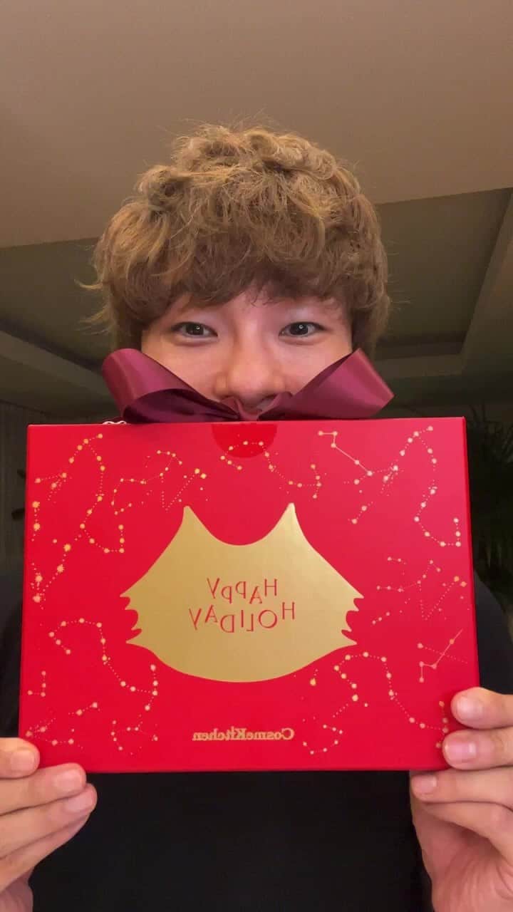 FUKAMIのインスタグラム：「@cosmekitchen のホリデーキットを紹介しましたよ❤️ 数量限定で全国のコスメキッチンとオフィシャルサイトで販売中です❤️ #pr」