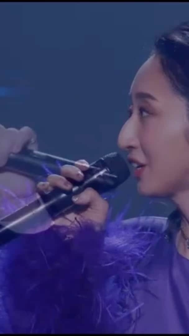 Ms.OOJAのインスタグラム：「また君とfeat Ms.OOJA/JAY'ED in日本武道館  こちらは昨年の武道館公演の動画ですが。  Youtubeの方で2018年のProud TOUR公演の同曲の動画が500万回再生突破しました㊗️🎊  この曲のリリースは2014年、長く愛される曲を歌わせてもらえて、JAY'EDには本当に感謝の気持ちでいっぱいです。  これからもたくさん聴いて、歌ってくれたら嬉しいです✨✨  #msooja #jayed #また君と　#live」