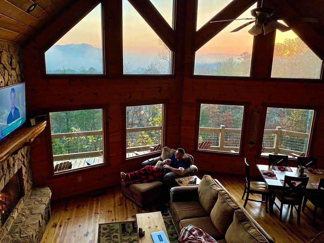ジェニー・デルのインスタグラム：「Morning in the mountains 🌄 #HappyPlace #BlueRidge @willmiddlebrooks_」