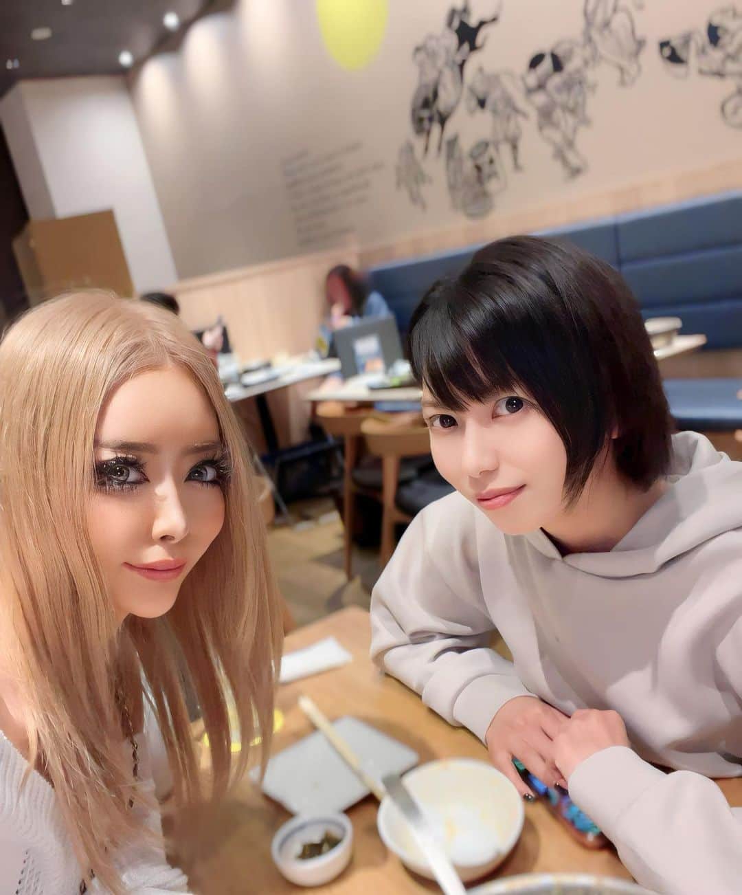 MIUのインスタグラム：「2023.11.4  撮影おわりに ヤンチャン学園音楽部サテライトの朝日玲菜ちゃんと 渋谷でもつ鍋たべてきた♡ また12月か1月会う😍🩷」