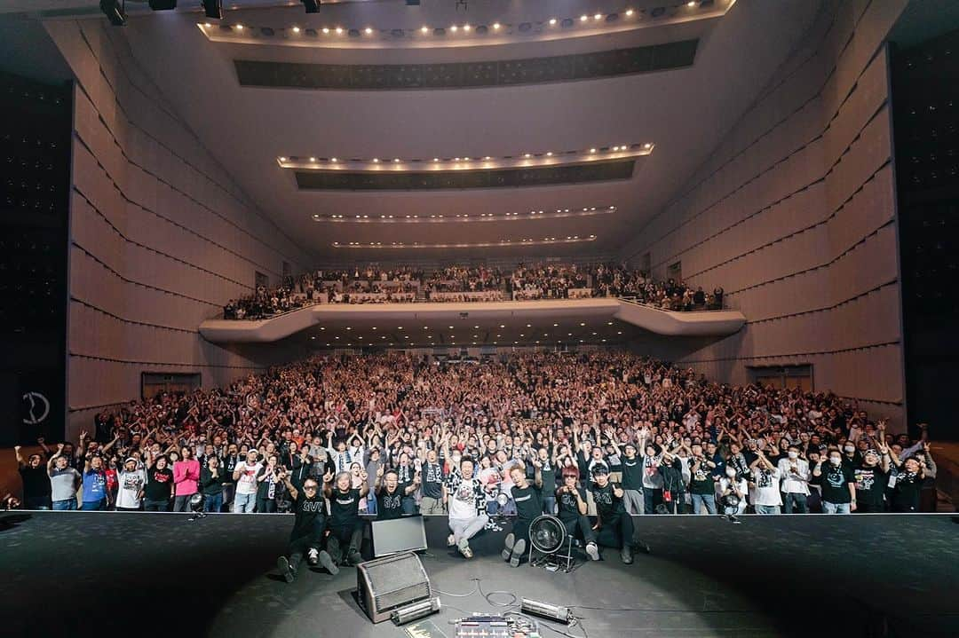 布袋寅泰さんのインスタグラム写真 - (布袋寅泰Instagram)「東京・府中の森芸術劇場、初日終了！熱いHOTEIコールが胸に響いたよ。ありがとう！明日も魂のこもった最高のライブを届けるよ。楽しもう！Photo by 山本倫子　#布袋寅泰 #ギタリズム7ツアー  #府中の森芸術劇場」11月6日 21時57分 - hotei_official