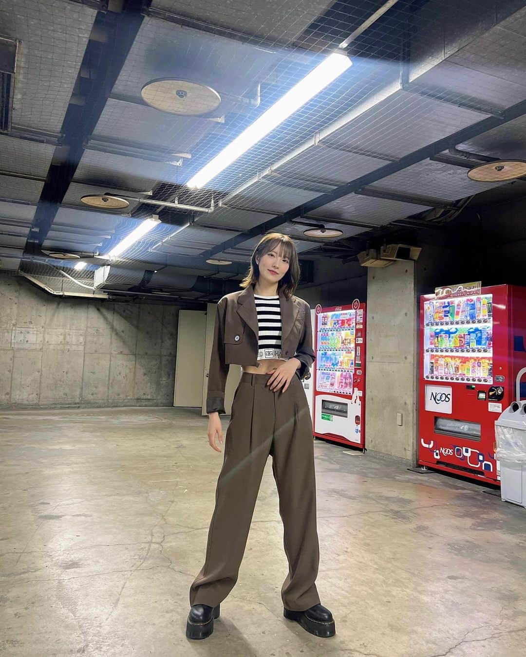 小嶋花梨のインスタグラム：「#Rinnu 🏷 ⁡ ⁡ ▫️初アパレルプロデュース 【Rinnu】 11/10日まで再販売受付中✨️ ⁡ ⁡ お腹を出すのは勇気がいる…！という方も インナーの合わせ方次第で様々なコーディネートを楽しめるセットアップです!! ⁡ ジャケットに付いている紐は、取り外しもできて、 ジャケットとパンツは別での購入も可能です🛒✨️ ⁡ ⁡ ⁡ ⁡ ⁡ #秋コーデ #冬コーデ #ジャケットコーデ #ショートジャケット #セットアップ #ブラックコーデ  #ショートカット #ショートカット女子」