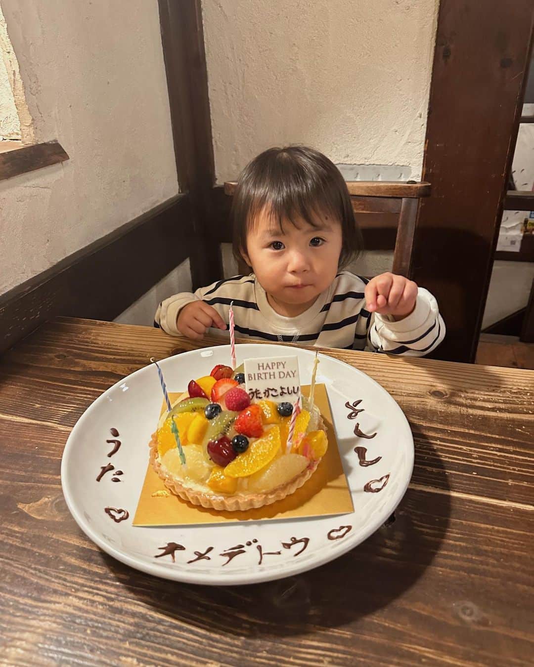 のインスタグラム：「_ 送別会の日が詩珠のお誕生日 当日やってまさかの皆がお祝いしてくれました🎂 (かことよしたろうも同じ日♡オメデト♡)  🎁もおかちゃん、しゅんちゃん、かこありがとう🥲 めちゃくちゃ詩珠喜んでたし照れてた😌  ほんまに皆いっつも可愛がってくれて 姪っ子やと思ってるって言ってくれて（笑） ストーリーとかいつも寝る前の楽しみにしてるとか 詩珠のだけ音出して見るとか言ってくれたり ほんまに私は嬉しいしこんなに幸せなことない！  詩珠も初めはいつも人見知りするけど だんだん慣れるのも早くなってきて、 この日もずっと皆に遊んでもらってた🧸📕  皆のこと名前も割ともう覚えてて、 〇〇と遊んだなぁとか〇〇に絵本読んでもらったよとか ねこさん貰ったーとかお話ししたり 今でも毎日「今日はさらさ行くー？」とか 「さらさのお魚さん見よっか！(オブジェ)」 とか言ってきます（笑） 話の内容と誰に何してもらったかとか ちゃんと合ってるのがすごい👍🏼  きっと楽しかったし嬉しかったし ずっと記憶に残ってるんやろなぁ  夜更かしさせてしまったけど たくさん愛もらって嬉しかったね🌼  主役じゃないのにお祝いしてくれて本当にありがとう♡  #詩珠diary」