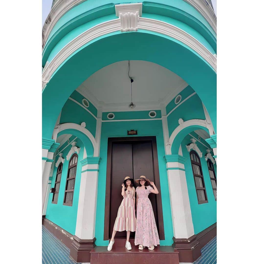 江頭ひなたのインスタグラム：「Tiffany blue💚の可愛い建物の前でパシャリ📷  #oldphuket #phuket #プーケット #ภูเก็ต #thai #thailand #thailandtravel #travel #trip #タイ旅行 #海外旅行 #タイ」
