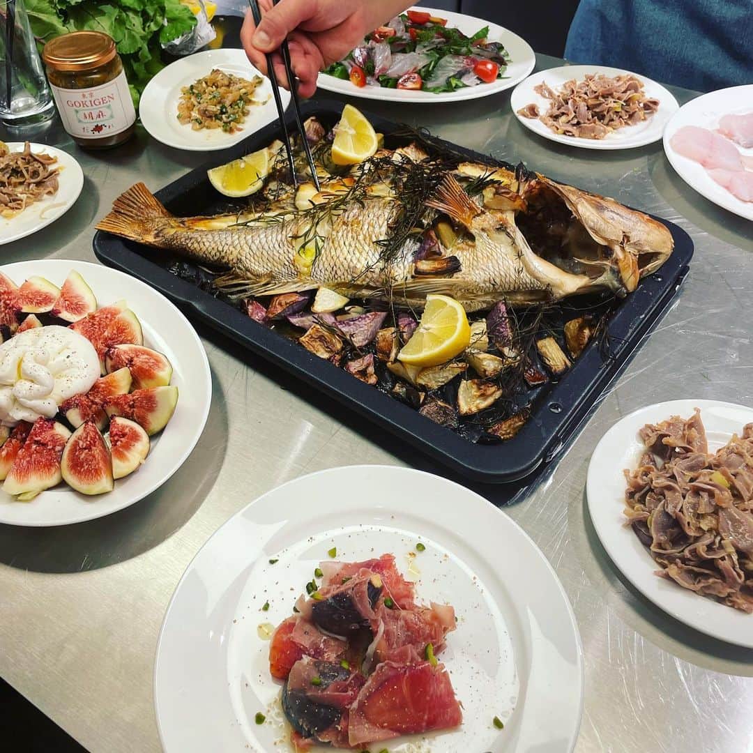 愛可のインスタグラム：「・ 渋谷の代々木公園駅にほど近い『奥渋』と呼ばれるエリアにある生活雑貨店LOST AND FOUND の2周年のお祝いへ🎉  お料理上手（プロも！）な皆様に紛れ、キッチンを囲んで おしゃべりクッキング的なパーティースタイルで！  ひとり一品スタイルにつき、私は写真に見切れていますが、切ったいちじくにブラッターラチーズを乗せて オリーブオイルと胡椒という、料理とは言ってはいけないレベルの一品を。　 プロの方々の邪魔をしないように、端っこにて、こっそり。  初めましての米澤シェフが作って下さった、鯛のグリルや鯵のカルパッチョサラダ、あまりに美味しいので味付けを聞いてみたら、塩と胡椒とオリーブオイルのみですとな。（レモンもだっけ？）　 まさかのそんなシンプルなものとは、もはや魔法の域でした。　  そんな料理達をNIKKOの真っ白な洋食器に盛り付けると、キリリとレストランのような佇まい。 私のいちぢくとチーズ盛っただけのものも、なんだかお洒落に見えてしまうから、食器の力って凄いのね。  みんなで立ってお喋りしながら、お料理をつつき とても楽しい会でした。  LOST AND FOUND 、愛着が湧く長く使えそうなこだわりの物ばかりで、私はここで購入したペティーナイフを使って毎日料理しています。 男性へのギフトにもお勧め、ここに行けば誰もが1つは欲しいものがあると思いますよ。  @lost.and.found_store  @remastered_nikko」