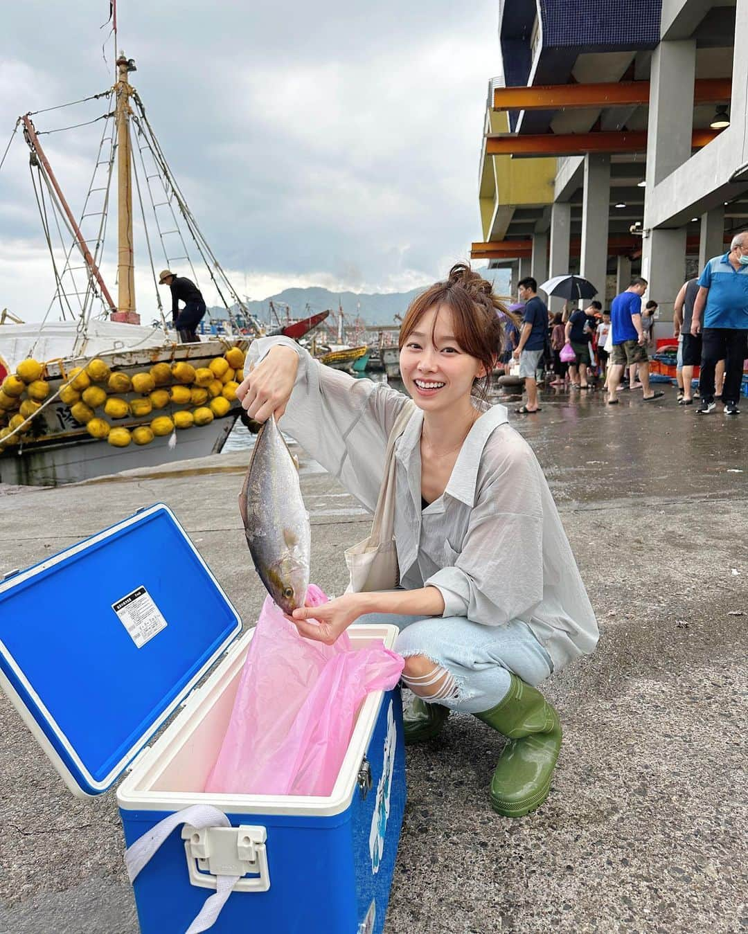 吳斐莉のインスタグラム：「今天蝦蝦大豐收～～ 還買了一隻小的野生紅魽 今晚吃生魚片🤤  然後去漁港真的一定要穿雨鞋 再怎麼臭都不怕～」