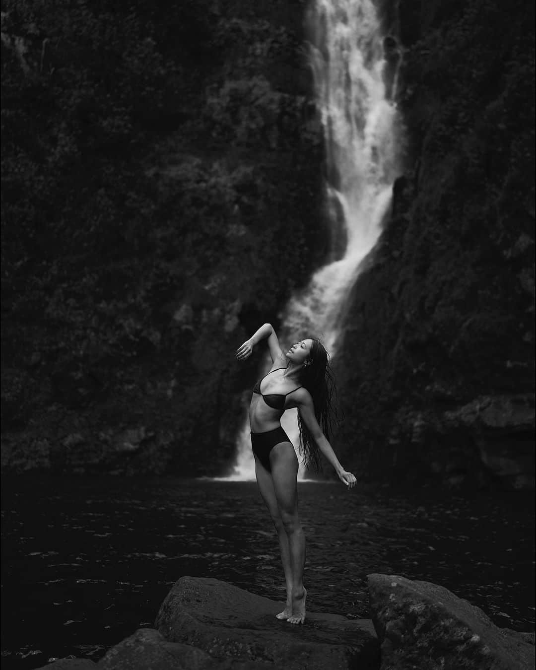 ballerina projectのインスタグラム：「𝐋𝐚𝐫𝐢𝐬𝐬𝐚 𝐋𝐞𝐮𝐧𝐠 at Moa’lua Falls on the island of Molokai.   @larissaleung_ #larissaleung #ballerinaproject #molokai #moaulafalls #hawaii #waterfall   Ballerina Project 𝗹𝗮𝗿𝗴𝗲 𝗳𝗼𝗿𝗺𝗮𝘁 𝗹𝗶𝗺𝗶𝘁𝗲𝗱 𝗲𝗱𝘁𝗶𝗼𝗻 𝗽𝗿𝗶𝗻𝘁𝘀 and 𝗜𝗻𝘀𝘁𝗮𝘅 𝗰𝗼𝗹𝗹𝗲𝗰𝘁𝗶𝗼𝗻𝘀 on sale in our Etsy store. Link is located in our bio.  𝙎𝙪𝙗𝙨𝙘𝙧𝙞𝙗𝙚 to the 𝐁𝐚𝐥𝐥𝐞𝐫𝐢𝐧𝐚 𝐏𝐫𝐨𝐣𝐞𝐜𝐭 on Instagram to have access to exclusive and never seen before content. 🩰」