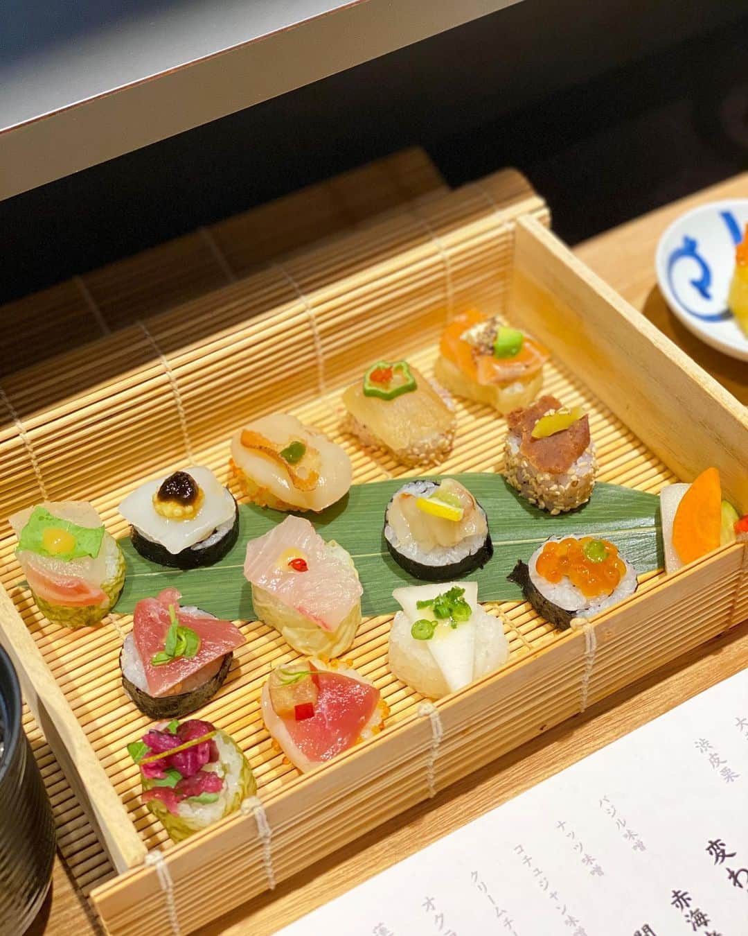 前川由希子さんのインスタグラム写真 - (前川由希子Instagram)「カナッペ寿司🍣  軽めに、でも、華やかなランチがしたい🥹 見た目だけじゃなくて美味しいのがいい！ そんなワガママを叶えてくれた✨ @gion_ichiho   一口サイズのカナッペ寿司。 鮮魚寿司は、定番＋一工夫。 そして、変わり種はどこか京都らしい。  どれから食べるか迷いながら、 美味しく楽しく味わいました♡  @gion_ichiho  #祇園一穂  #gion一穂  #カナッペ寿司  #寿司 #鮨  #寿司ランチ  #京都グルメ  #京都ランチ  #京都寿司ランチ  #出張グルメ」11月6日 21時54分 - maekawa.yukiko