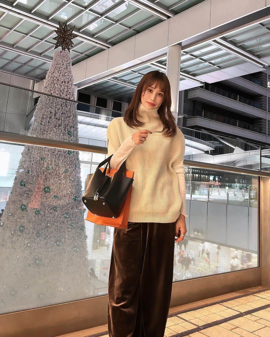 のインスタグラム：「𝙛𝙖𝙨𝙝𝙞𝙤𝙣🎄 ツリーがもう飾られてて 世間はクリスマス気分💖 にしてはまだまだ暑いよね、、  All @sheinofficial @shein_japan  7日間、7つの SHEINスタイル tops 🔍【22006824】 bottoms 🔍【22004561】 inner @grl_official   割引クーポン番号：SHEINSW4007 割引率：15%OFF、6,000円以上は20%OFF 利用期限：〜12月末日  #SHEINstyleweek #SHEINforAll #ad #1weekfashion #1週間コーデ」