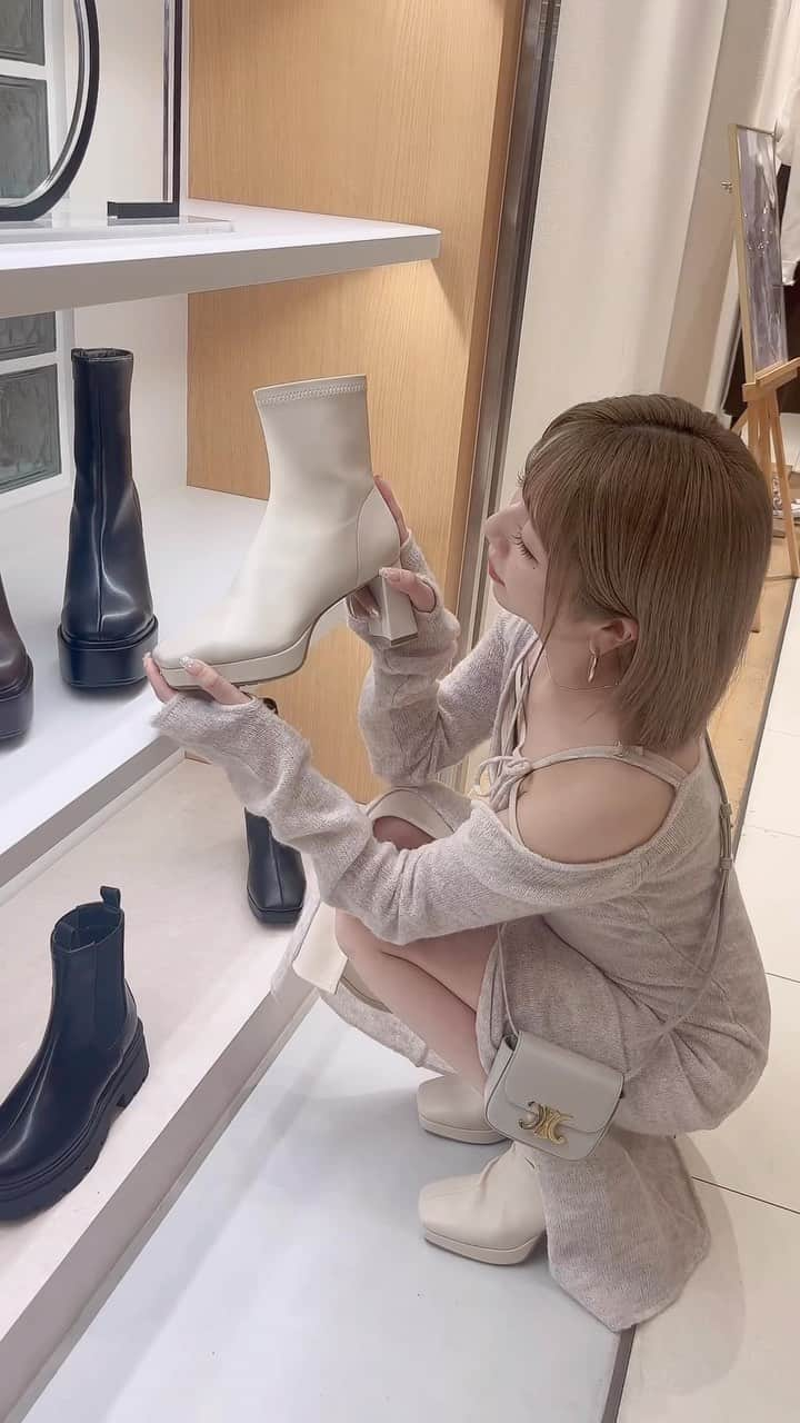 エリンコのインスタグラム：「👢 . 冬のブーツget🪽 EVOL横浜ジョイナス店がオープンしたので行ってきたよー！✨ オープン記念キャンペーンで 11/30まで期間限定で全品10%off😍 （この投稿を店舗スタッフに見せたらさらに10%off）横浜ジョイナス店限定🥳 EVOLの店舗の中でもとても商品数が多いみたいだから、お気に入りの1足が見つかるはず！是非このお得な期間にみんなも行ってみて💗 . #PR#イーボル#EVOL#ブーツ#横浜#横浜ジョイナス#白ブーツ#えりんコーデ #えりんこヘアアレンジ」