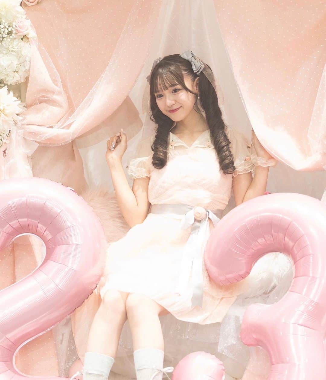 古澤里紗のインスタグラム：「Last memory 23th Birthday Party👸🏼🪞🎀''  . .  昨日は、生誕祭に来ていただきありがとうございました！！！✨  去年よりも大きい会場、スタフラ去年より沢山のファンの子が 来てくださってとってもとても嬉しかったです‪(；-；)‬💞  サプライズでファンの子からの 動画、お花、メッセージブックを頂いてふーりーは世界1幸せものだなとなんて優しい子ばかりなんだ心の底から思いました、、  皆んなと出会えてりさのことを選んでくれてほんとにほんとにありがとう  生誕祭のためにスタッフの方いのちゃんには沢山わがまま聞いてくれてありがとうございました、、😭💕  当日は、大好きメイクさんスタイリストさんスタッフさんに手伝って頂いて23歳の生誕ができました いつも、ありがとうございます！！！🤭💕✊🏻  これからもふーりー頑張っちゃう！！！！！！！！ ずっと私の推し俺の推し知ってる?可愛いでしょ？って自慢できる推しで居続けるように新たな道でも頑張っていきますっ！！  いつも、側にいてくれてありがとう これからもよろしくお願いします(⊃ᴗ ̫ ᴗ⊂)✊🏻💞''  . . . #古澤里紗  #ふーりー生誕祭2023」