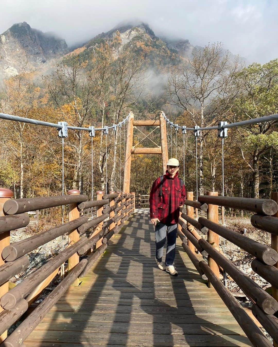 古田敬一のインスタグラム：「普通に夜行バスで長野県は上高地行って自然満喫して昼過ぎにはまたバスで帰って夜には大阪おるからな  cap #filson outer #woolrich pants #battenwear  shoes #mirroredbypatrick  #ivylook#ivyfashion#ivystyle#trad#tradstyle#tradfashion#traditional#traditionalstyle#ametra#americantraditional#heavyduty#heavyivy#madeinusa」