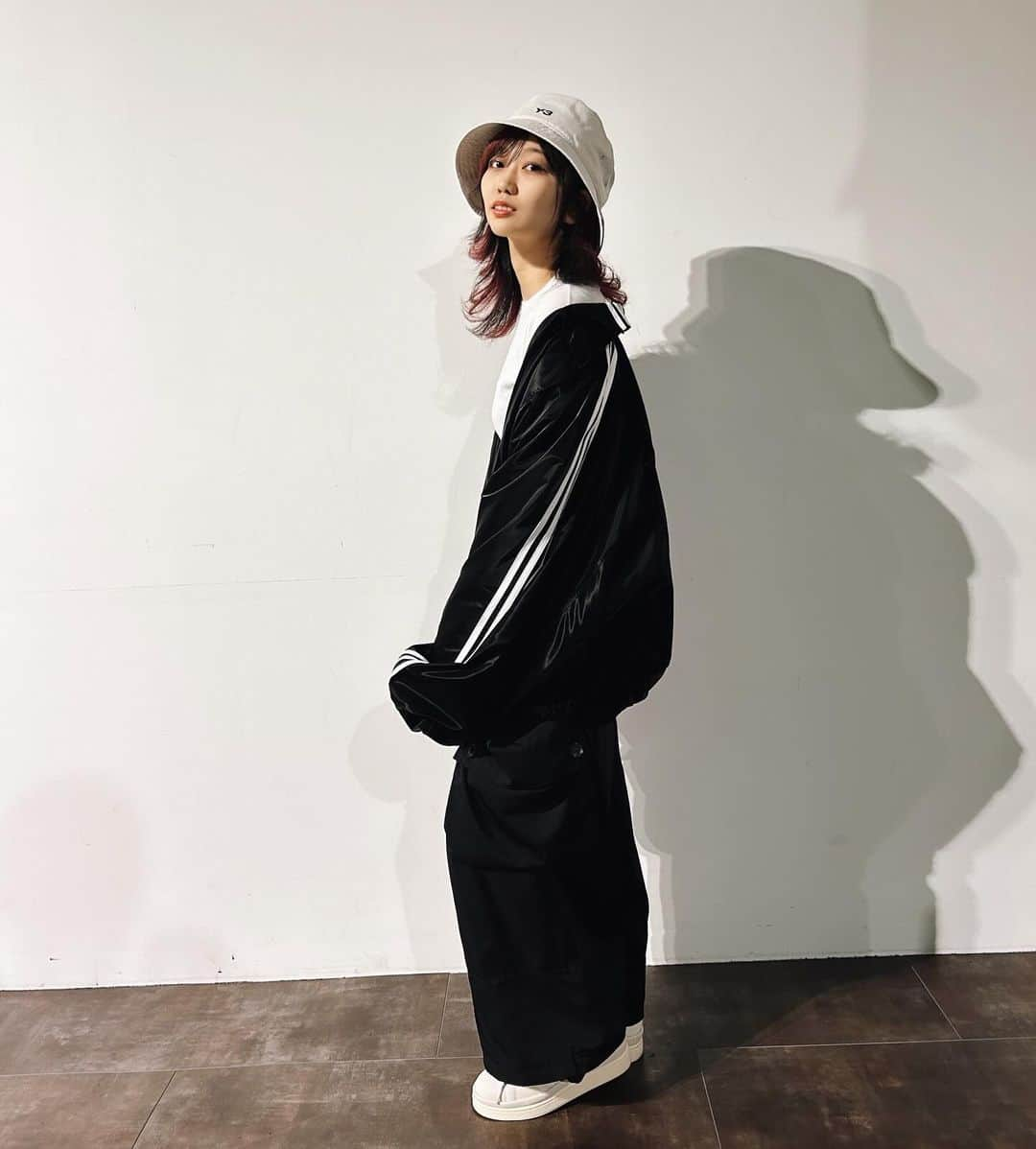 火寺バジル（魔法少女になり隊）のインスタグラム：「🖤🤍  . . . . #ootd #adidas #y3 #japanesegirl #fashion #コーデ　#モノトーンコーデ #バジコーデ」