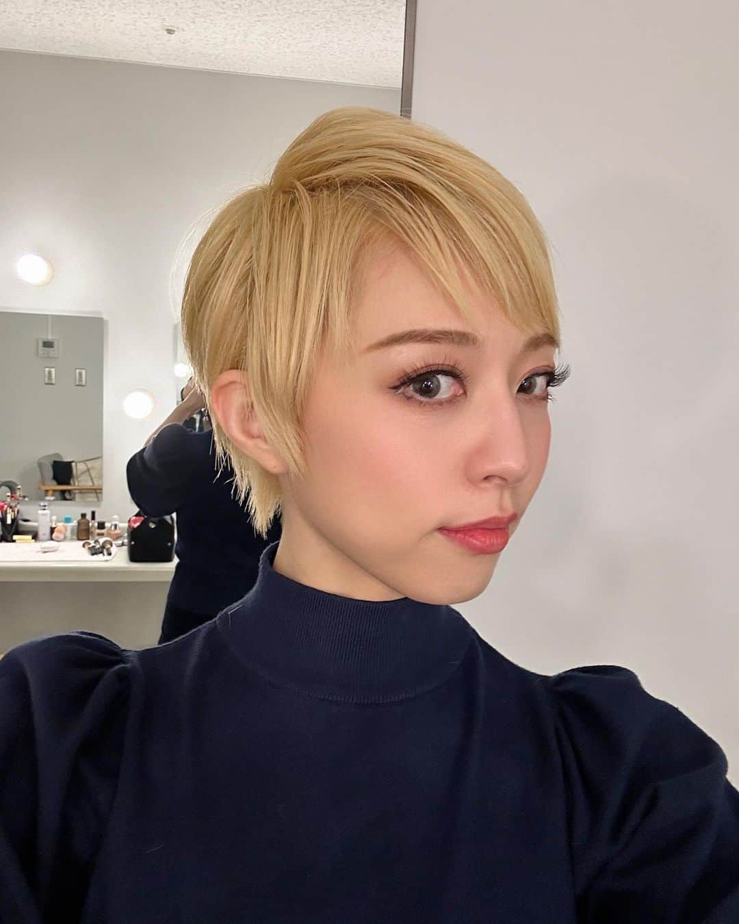 愛加あゆさんのインスタグラム写真 - (愛加あゆInstagram)「今またボブにしたくて 全然伸びないなぁ…って思って どれだけ伸びてるのか切り立ての時の写真見てました。  4月の『BACKBEAT』の時の。 もう一生する機会ないと思う金髪ベリーショート、  舞台稽古中、ショートでしたが 演出の石丸さんにもっと潔く切った方が良いと言われ 急遽楽屋でヘアメイクさんに更に短く切って頂いた直後、 髪型記録用に撮ったものです。 折角なので今更ですが載せます😂  以前は伸びるのが早すぎる方でしたが、 金髪で痛んでなのか最近遅いです😂 今は絶賛中途半端な長さなので 早く伸びないかなぁ。 ってずっと思ってます。 早く伸びる方法知ってる人教えてください。  #愛加あゆ #backbeat #アストリッド役 #ショート #ショートヘア #ベリーショート #金髪 #金髪ショート」11月6日 21時58分 - manaka_ayu