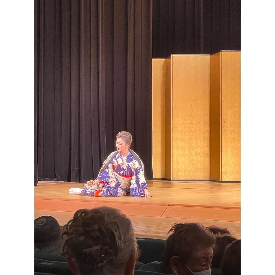 渡部瑞貴さんのインスタグラム写真 - (渡部瑞貴Instagram)「新舞踊の文化祭👘✨ みんな駆けつけてくれて、 声援すごい嬉しかった😆 1番踊りたかった『男一代』を踊れたのが本当にいい思い出🥹！！  これからもコツコツ頑張ります♪💪  ✴︎舞台の写真は『夢暦』女踊り👘  （インスタ、音つけられるようになったのかな？😳）」11月6日 21時58分 - watanabemizuki_official