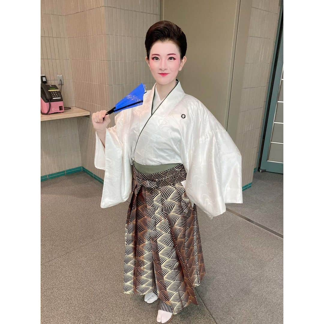 渡部瑞貴さんのインスタグラム写真 - (渡部瑞貴Instagram)「新舞踊の文化祭👘✨ みんな駆けつけてくれて、 声援すごい嬉しかった😆 1番踊りたかった『男一代』を踊れたのが本当にいい思い出🥹！！  これからもコツコツ頑張ります♪💪  ✴︎舞台の写真は『夢暦』女踊り👘  （インスタ、音つけられるようになったのかな？😳）」11月6日 21時58分 - watanabemizuki_official