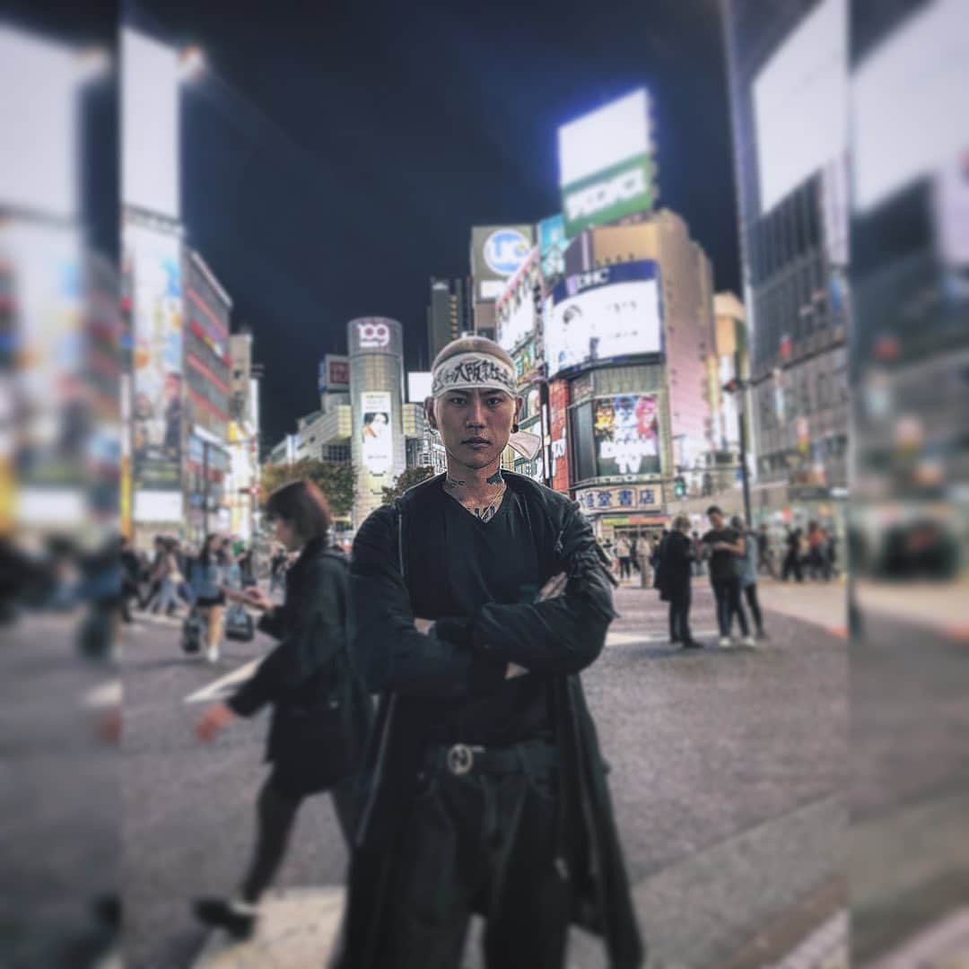 KOHEYのインスタグラム：「明日 11月7日から  東京〜大阪まで500km 親友たむちん @tamutin53 の ケツ毛を剃りに歩きます。  大阪まで向かう間の様子は  【明日11月7日（１3時配信予定）】  から YouTubeライブ配信しながら 歩きます。  10日間かけて配信しながら 歩く予定なので 是非 応援、コメント しにきてください。  1日50km歩く予定ですが 人生で一度もそんな距離歩いた事もありません。 ググったら50km＝12時間徒歩（休憩なし）と 書いてました。  それを10日間連続でと思うと 正直不安で仕方ないです。  でもどんなに 泥臭くても  本気で再起する為  頑張るって決めたので 僕を信じて 見届けてくれたら嬉しいです  27歳最後の ふざけた挑戦になりますが、 大人の青春謳歌するんで 応援よろしくおねがいします  #KOHEY再起に向け500km徒歩旅  是非↑のハッシュタグで どのsnsでもいいから拡散して くれると助かります!! TikTokなどでも切り抜き等随時 やってくれたら嬉しいです。  みんな応援お願いしますな。」