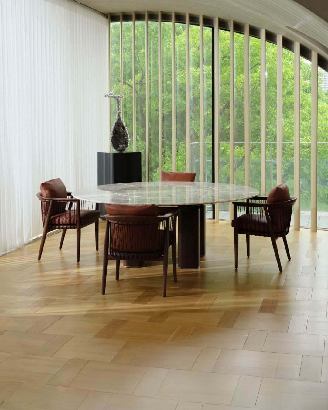 Poltrona Frauのインスタグラム：「A gathering around this precious marble top table, which comes with a lazy Susan for added inclusivity, is bound to be remembered by all who attend. The sculptural aesthetic and organic shapely forms make the Jane round table, designed by @jm_massaud, a welcoming centerpiece for carefree moments of conviviality. And there is no better match as a seating solution than the Viola small armchair designed by @ab_concept.   #PoltronaFrau #JeanMarieMassaud #ABConcept @glassmagazine_china #GLASSmagazine」