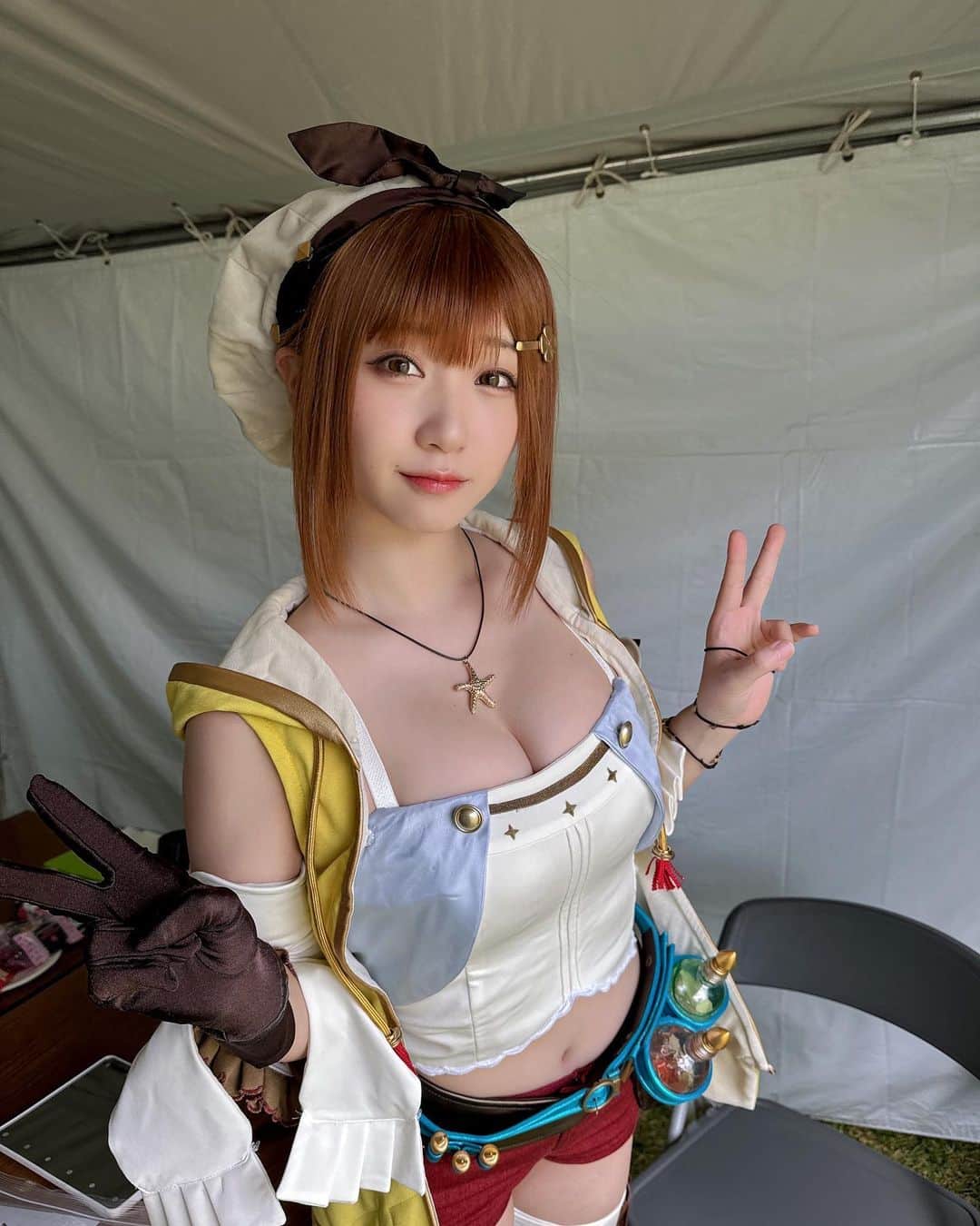 伊織もえのインスタグラム：「昨日はうるハロで #レスレリアーナのアトリエ に登場する先輩錬金術師✨️の #ライザ ちゃんのコスプレをして ステージに登壇＆世界遺産の前で撮影会をさせて頂きました！😳  トークショーも凄く楽しかったし、世界遺産の前で撮影できる貴重な機会を頂けて凄く楽しかったです🥳 現地の方も県外から遊びに来られた方も凄く楽しまれてていいイベントだなぁってほっこりしてました！  撮影会に来てくださった皆さんもありがとうー！🥳🥳🥳  #レスレリアーナのアトリエ #うるハロ #ライザのアトリエ #沖縄  #コスプレ  #cosplay」
