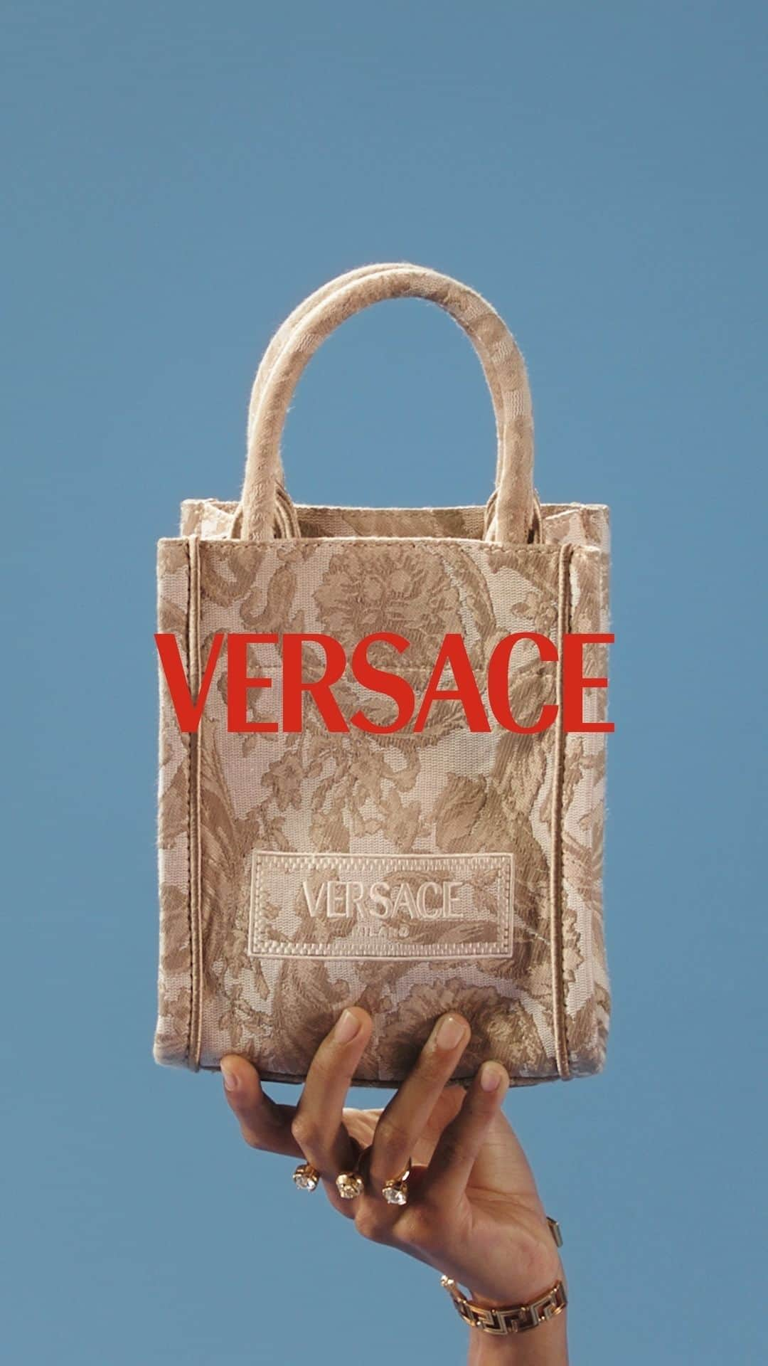 ジャンニヴェルサーチのインスタグラム：「The Athena tote bag for #VersaceHoliday   Now at Versace.com via the link in bio.  Directed by Rosie Marks  #Versace」