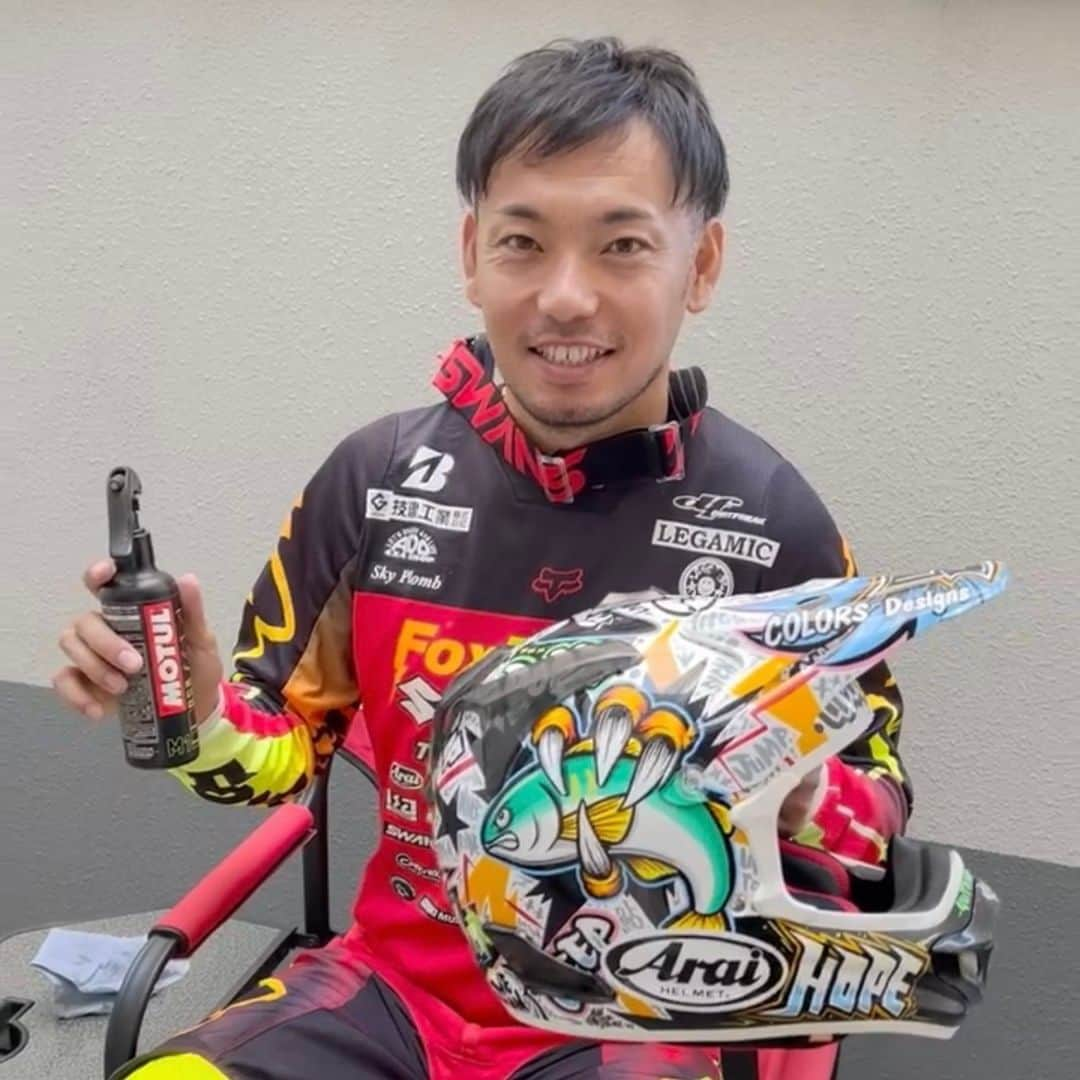 MOTUL Japanのインスタグラム：「【Motul My Helmet JMX IA1 星野 裕選手】 . ライダーやドライバーそれぞれのオリジナルデザインのヘルメット。 デザインにもこだわりやストーリーが詰まっています。 . 今回は全日本モトクロス選手権 IA1クラスにTeam SBEから参戦の星野 裕選手（ @yutakahoshino123 ）に自身のヘルメットをアピールしてもらいました。 . ヘルメットをクリーニングする際に使っているのはMotul MC CareシリーズのHelmet ＆ Visor Clean!!! 汚れを素早く落とし、拭きすじも残りにくいこの製品、皆さんもぜひ使ってみてください。 . 選手たちもこの製品を使っています。 . @motul  #Motul #MOTULJapan #PoweredByMotul #TeamSBE #SUZUKI  #RMZ450 #SBS福山  #星野裕 選手 #MotulMyHelmet  #JMX  #JMXIA1  #IA1  #全日本モトクロス選手権　 #全日本モトクロス」