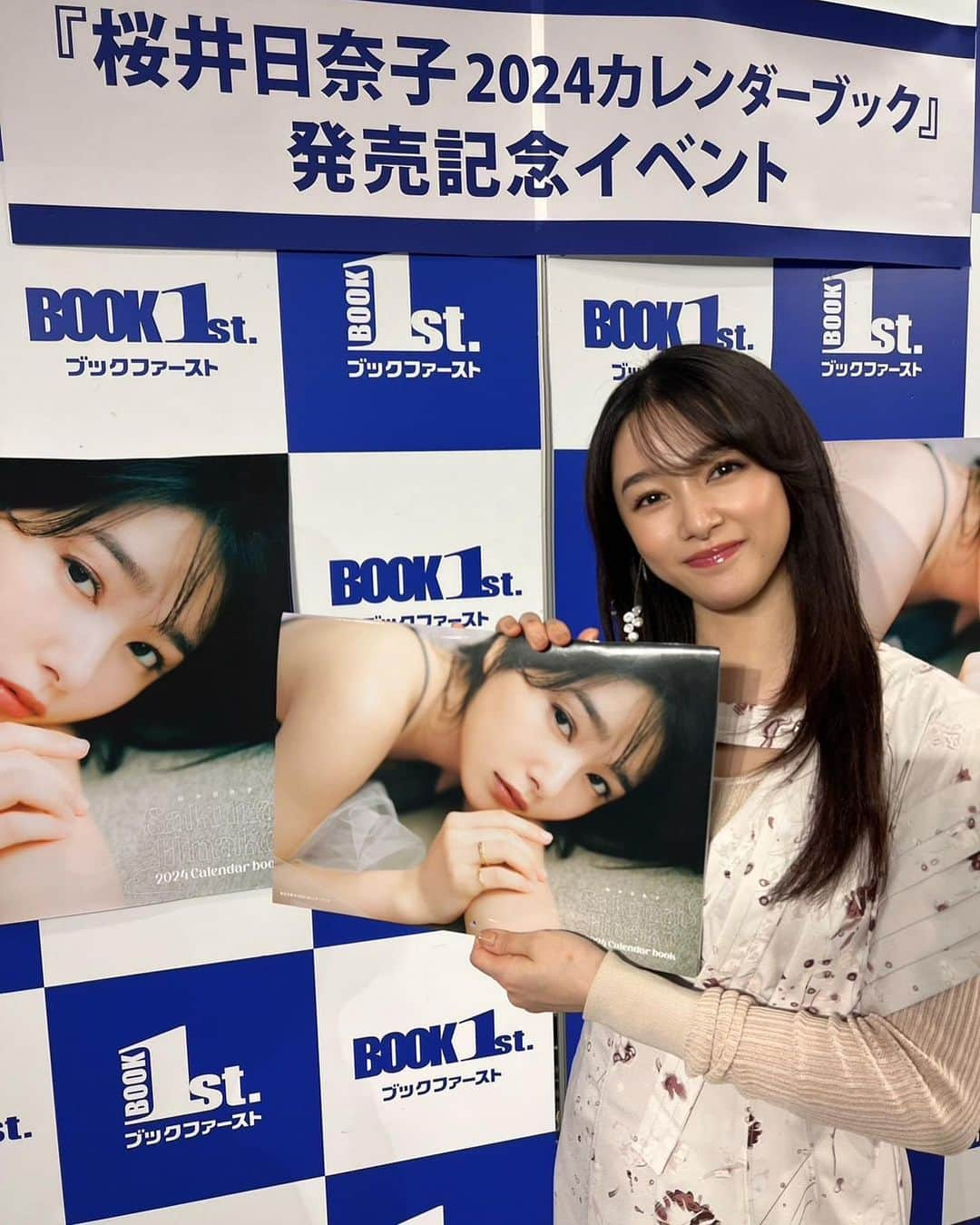 桜井日奈子さんのインスタグラム写真 - (桜井日奈子Instagram)「桜井日奈子2024カレンダーブック発売されました☺️  2024年のお供にぜひ🙋‍♀️  そしてファンクラブ限定で出してる卓上カレンダーが明日で発売終了です！  デスクのお供にどうぞ🙋‍♀️  #桜井日奈子2024カレンダーブック #ひな団」11月6日 22時06分 - sakurai.hinako_official