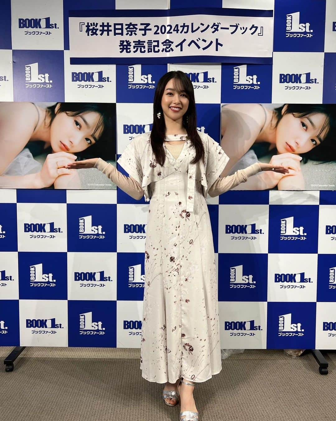 桜井日奈子さんのインスタグラム写真 - (桜井日奈子Instagram)「桜井日奈子2024カレンダーブック発売されました☺️  2024年のお供にぜひ🙋‍♀️  そしてファンクラブ限定で出してる卓上カレンダーが明日で発売終了です！  デスクのお供にどうぞ🙋‍♀️  #桜井日奈子2024カレンダーブック #ひな団」11月6日 22時06分 - sakurai.hinako_official