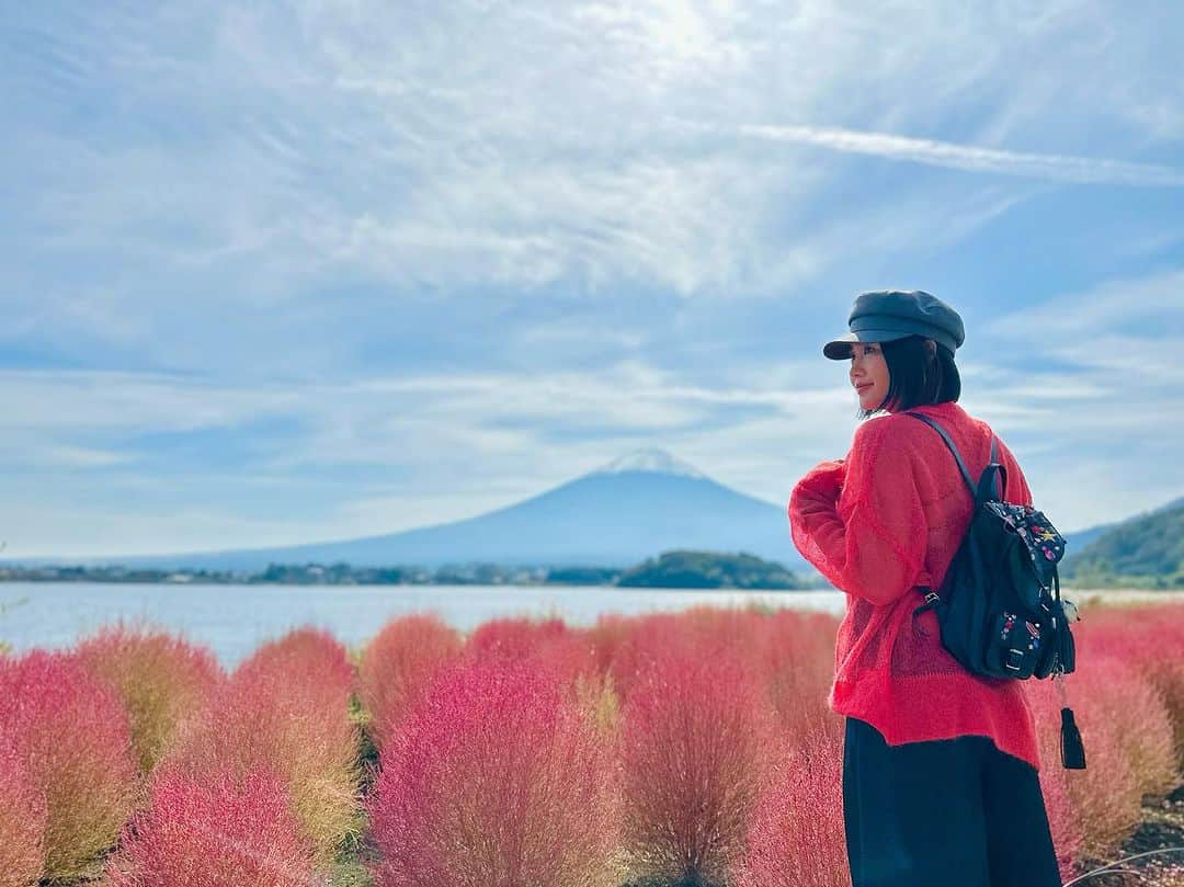 秋吉織栄（宮内かれん）のインスタグラム：「❤️❤️❤️  富士山×コキアを見に🥰 撮影前にパワー頂きました✨✨  #コキア #goodday  #vacation #mtfuji #富士山　 #trip #love #italy #ootd  #selfie #photooftheday #japan #beautifulflower  #trip #travel #trending #fashionstyle #fashion」