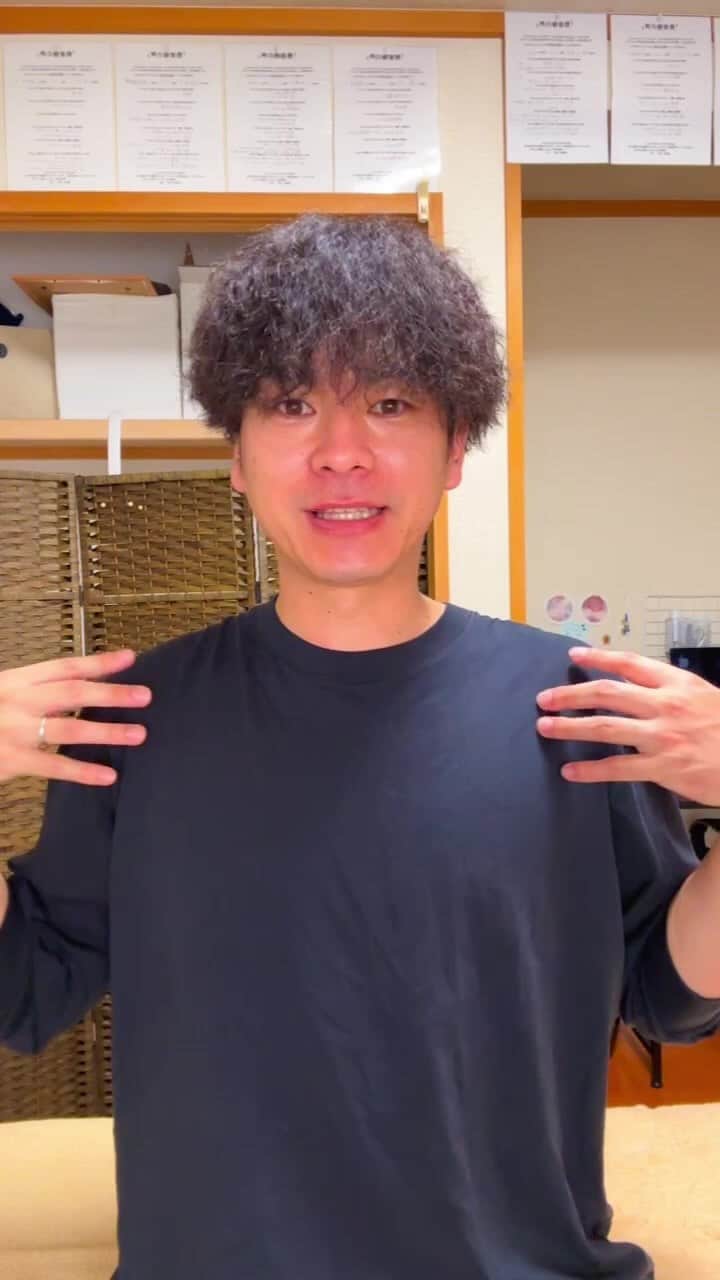かず先生のインスタグラム：「肩を1ミリも触らずに巻き肩・猫背・スマホ首を治すLIVE」