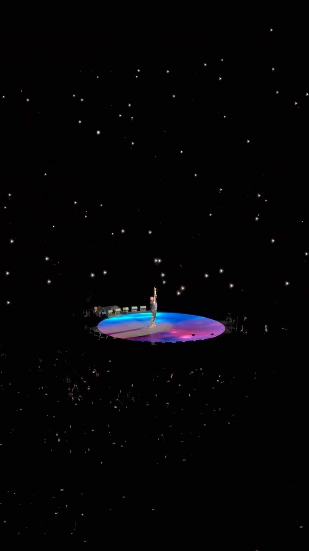 井上奈保のインスタグラム：「6年ぶりの来日‼︎‼︎‼︎ @coldplay 🌏✨🪐👽🛸 何年も待ち望んでいた。。念願の。。  MUSIC OF THE SPHERES WORLD TOUR in TOKYO DOME ずっとずっと待ってました、、この日を‼︎‼︎‼︎  Thank you for the best memories! Thank you for coming to Japan!  WE ARE ALL IN ONE UNIVERSE🫶  #coldplay #tokyodome #nomusicnolife」