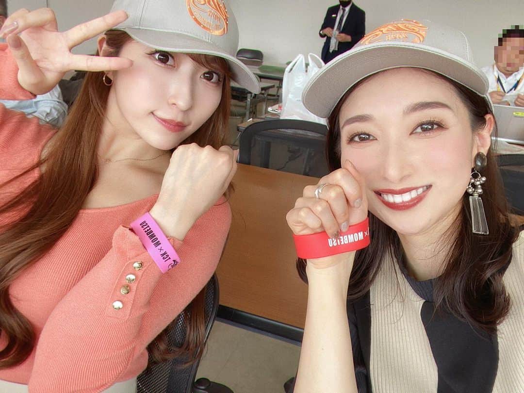 山田桃子さんのインスタグラム写真 - (山田桃子Instagram)「JBC2023🌹 .  ダート競馬の祭典🏇JBC  山田組でリポート🎤 (山田かれん、山田桃子)  あとで想いを綴ろうとためていましたが、リアルタイムで現地からお伝えした時の方が熱気と興奮を届けられたと感じます。 もちろんのことですが。  現地に行かれなかった方や、 テレビ観戦の方。 番組をご覧になってくださった方に、 伝わっていたら、嬉しいです。  後半スタジオ進行は、舞さん 放送終わりに撮影📸  大井で行われたJBC3競走。  地方馬、南関ジョッキーが、 全国の強豪馬相手に健闘する姿は、 南関キャスターとしては、 ぐっとくるものがあります... 初めてリポートで涙を堪えました。  久々の大歓声のスタンド。 みんなで盛り上がるスポーツ観戦は、 最高だ。  . #jbc #jbc2023 #大井競馬場  #フリーアナウンサー #リポーター #山田桃子」11月6日 22時09分 - momomdoll