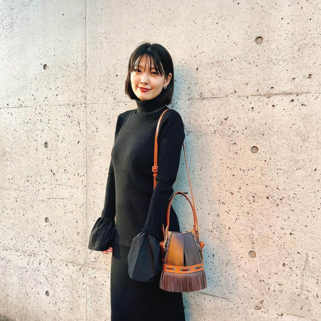 森貴美子のインスタグラム：「バッグは　@the_dilettante_official  ころっとしたシルエットにフリンジ&ファスナーも可愛い🥰手持ちもショルダーもできて中のボアも取り外し可能🤎🫶🏻 どこの〜？ってよく聞かれるけど、セレクトショップなら tomorrowland とかに入っています💡  #thedilletante」