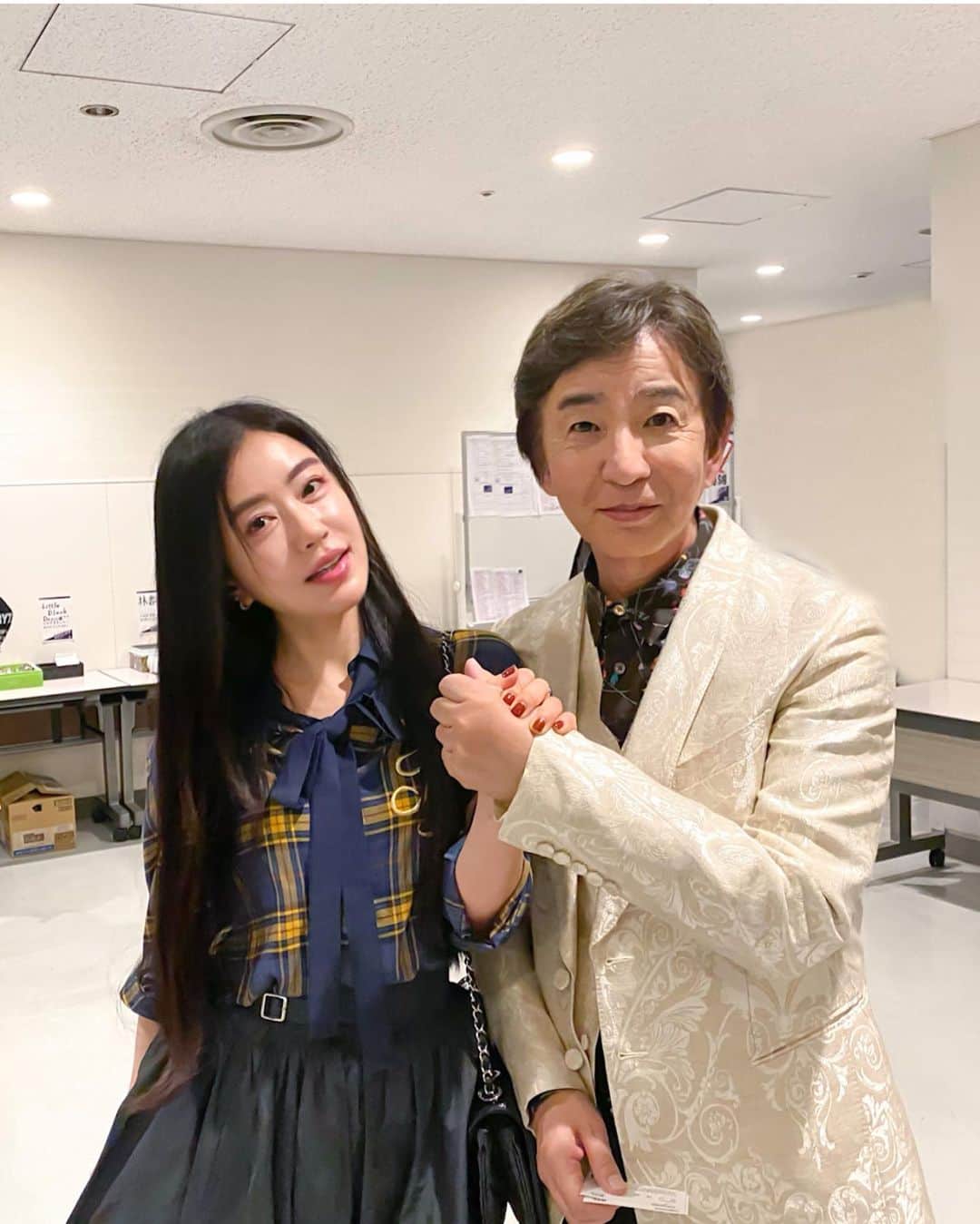 橋口いくよのインスタグラム：「作曲家•林哲司さん５０周年おめでとうございます！  昨日、ザ・シティ・ポップ・クロニクル 林哲司の世界 in コンサートに伺ったのですが、あまりにも豪華で今も胸がいっぱい。  目に見えないものを生み出し続ける50年。  哲司さんのことを「彼はいつも微笑んでいる」というようなことをMCで上田正樹さんがおっしゃっていました。本当にそう。  そうじゃない時間ももちろんおありになるのだろうけれど、今も放たれ続ける数えきれないメロディに守られたあの笑顔と、林哲司さんが生み出す音楽が大好きです。  たくさんの楽曲を一緒に作らせて頂いていることは、私の最高の宝物なんです。  林哲司さんの音楽を聴いて育ち、そして高校生の頃NHKのど自慢で北ウィング歌った私が聞いたら「嘘だね！」って言いそう。  大きな音の中で、夢の中にいるような夜でした。  なんどもこっそり泣いたなあ。  やっぱり私は音楽が好きだ。  #林哲司の世界inコンサート #林哲司50周年 #シティポップ　#北ウィング」
